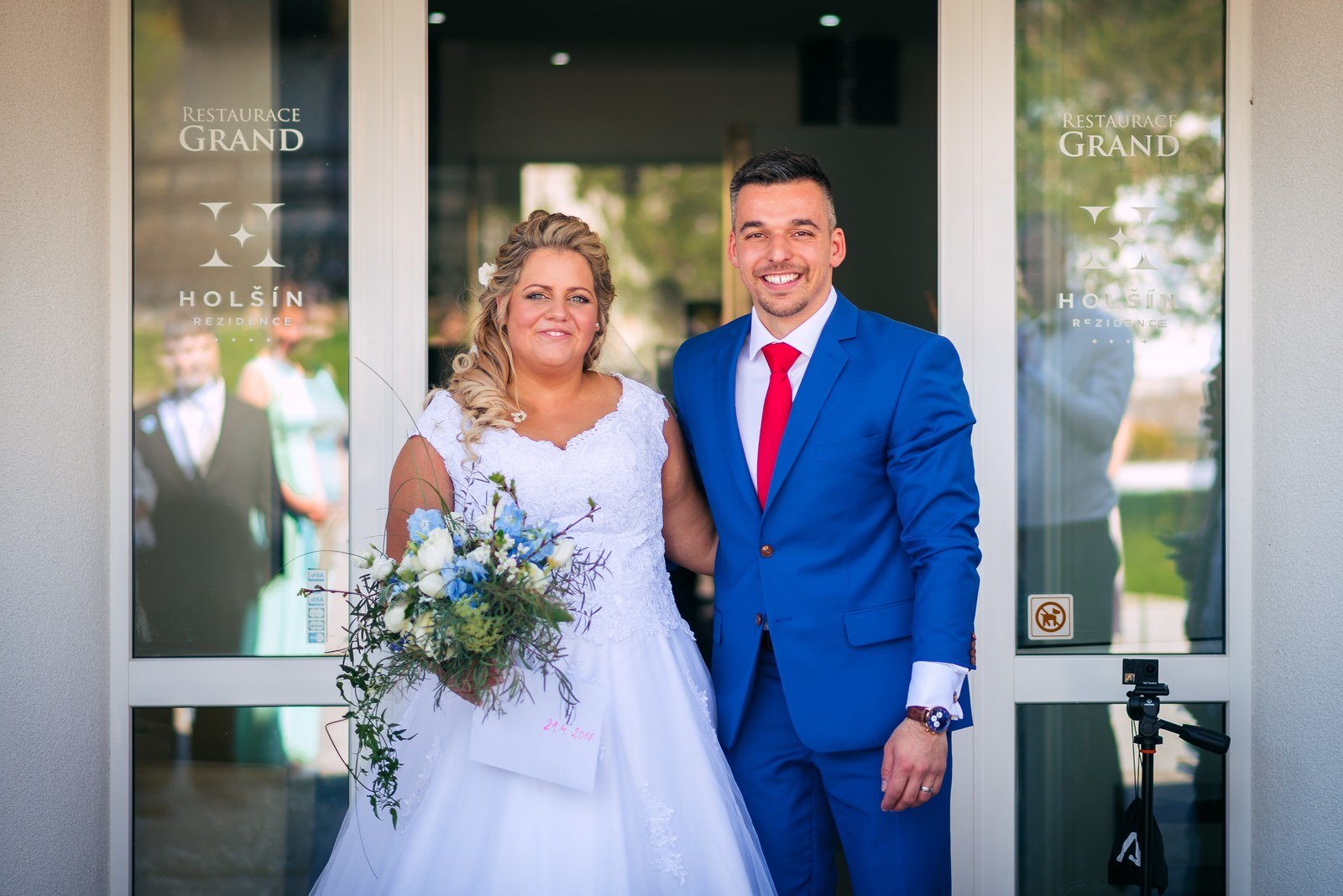 Nikola a David stojí společně ve dveřích Rezidence Holšín.