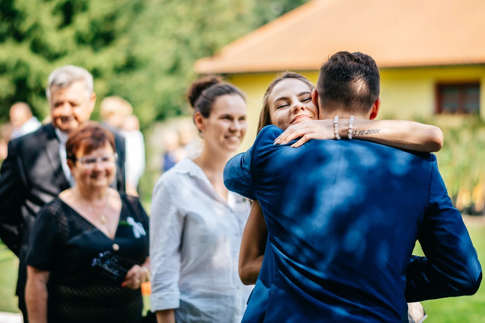 Vřelé objetí během venkovních gratulací.