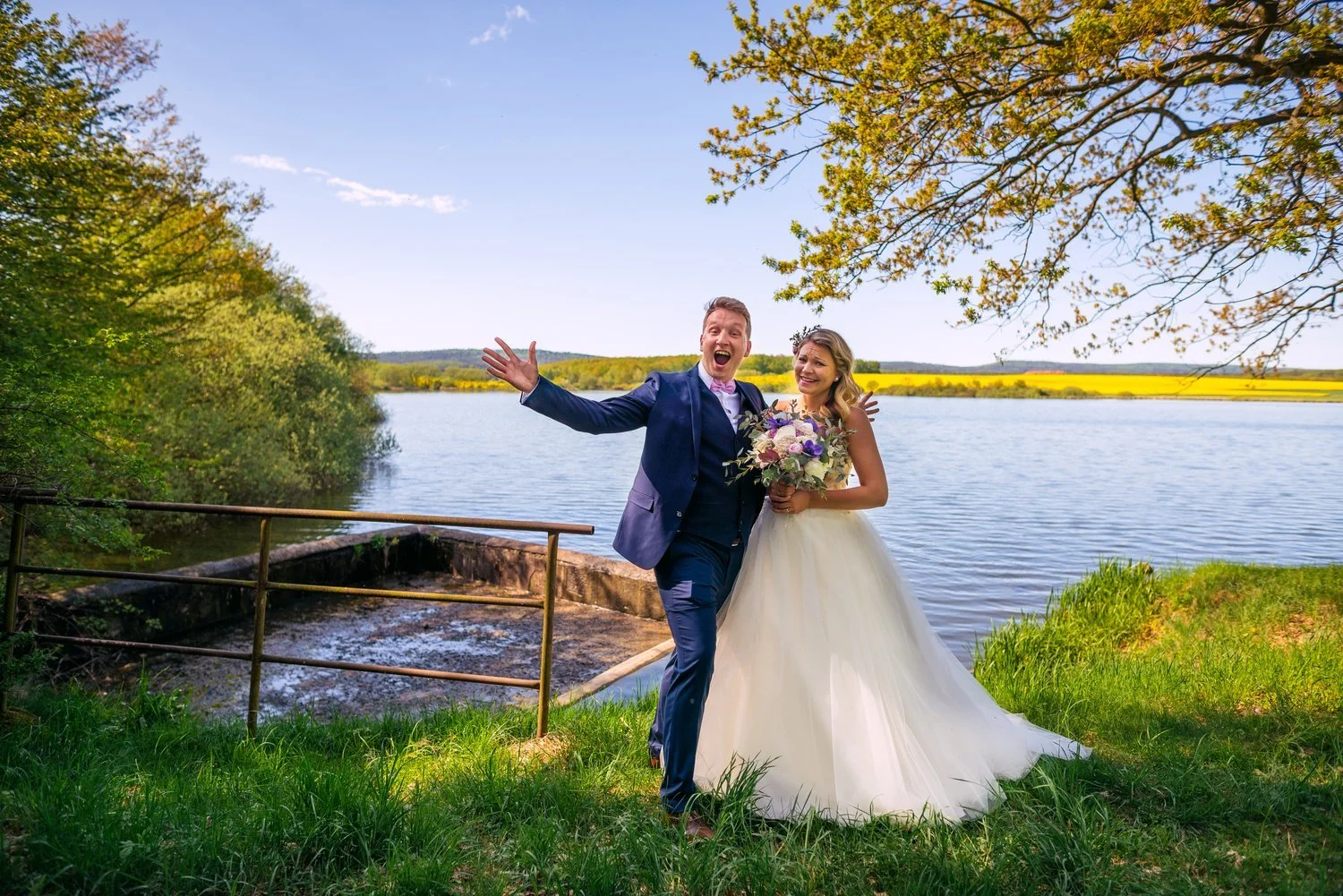 Novomanželé v krajině u rybníka během svatby Roman a Sára v Penzionu a Pivovaru Nový Rybník u Obořiště.