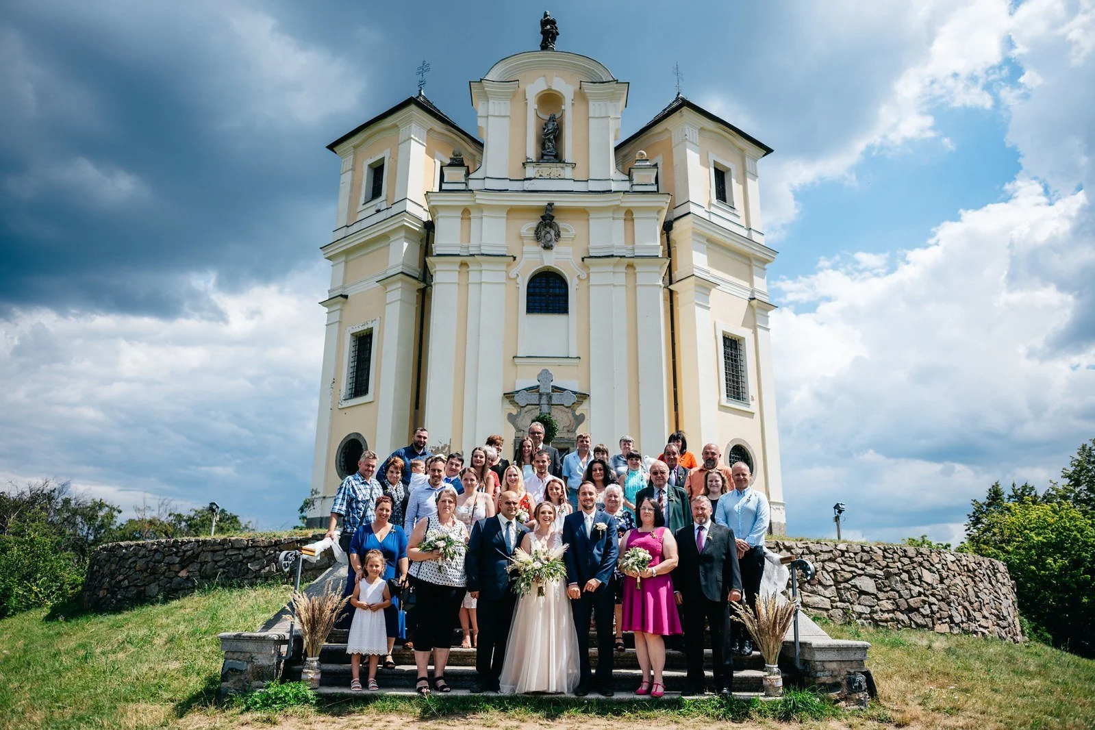 Velký celek celé skupiny před kostelem poskytuje nezastupitelný přehled o místě i počtu lidí.