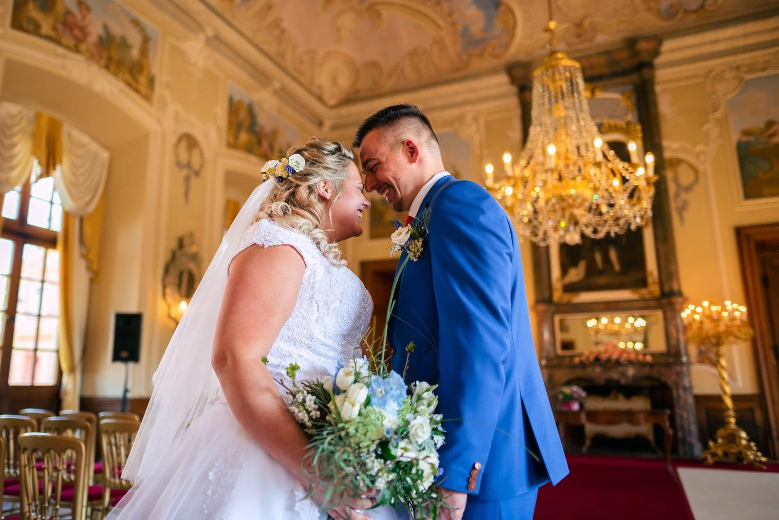 Nikola a David se líbají v interiéru během párového fotografování.