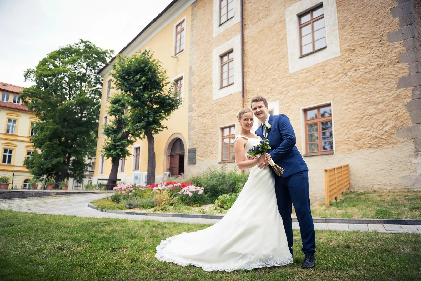 Široký portrét novomanželů před Zámečkem–Ernestinem.