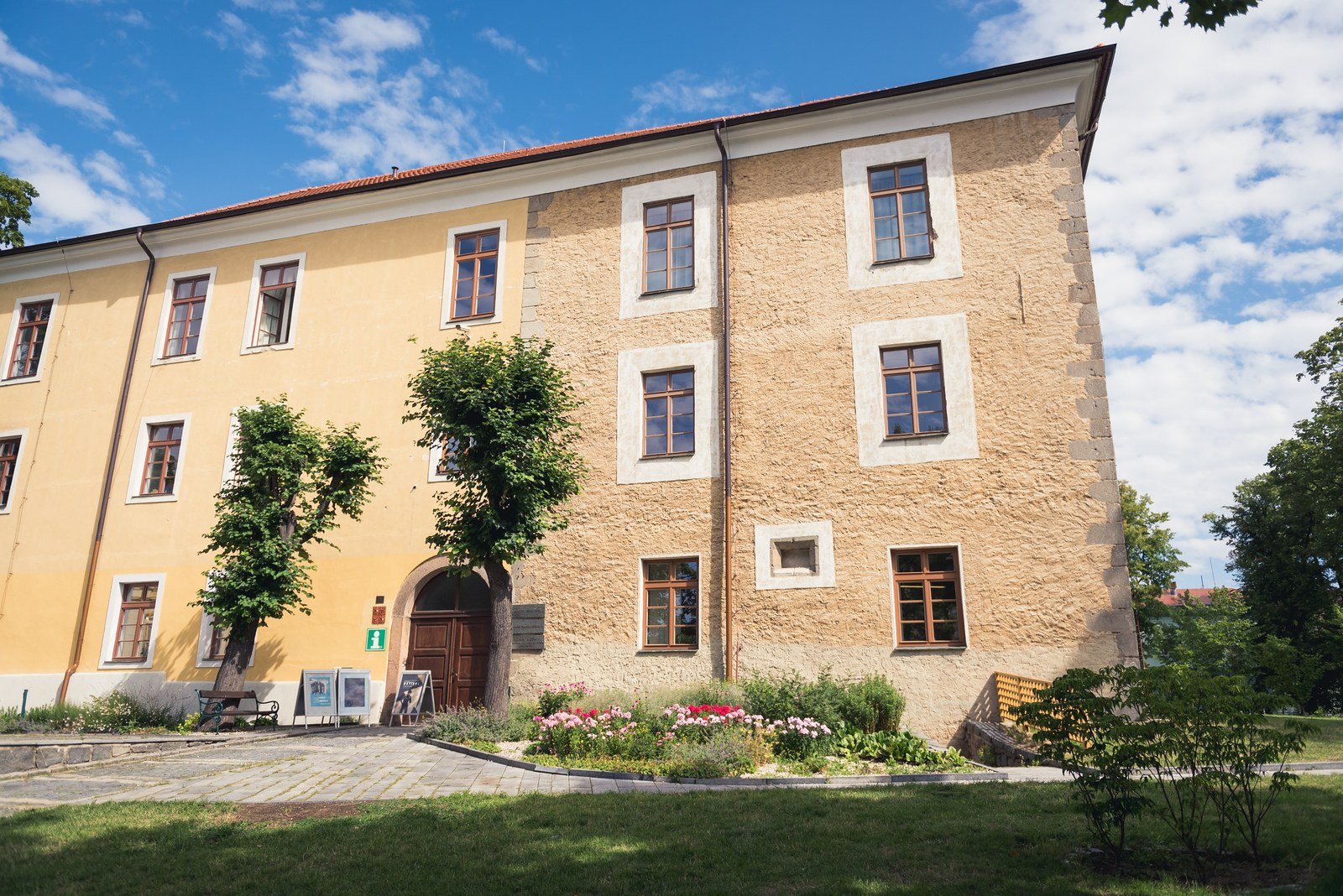 Historická budova Zámečku–Ernestina v Příbrami před svatebním obřadem.