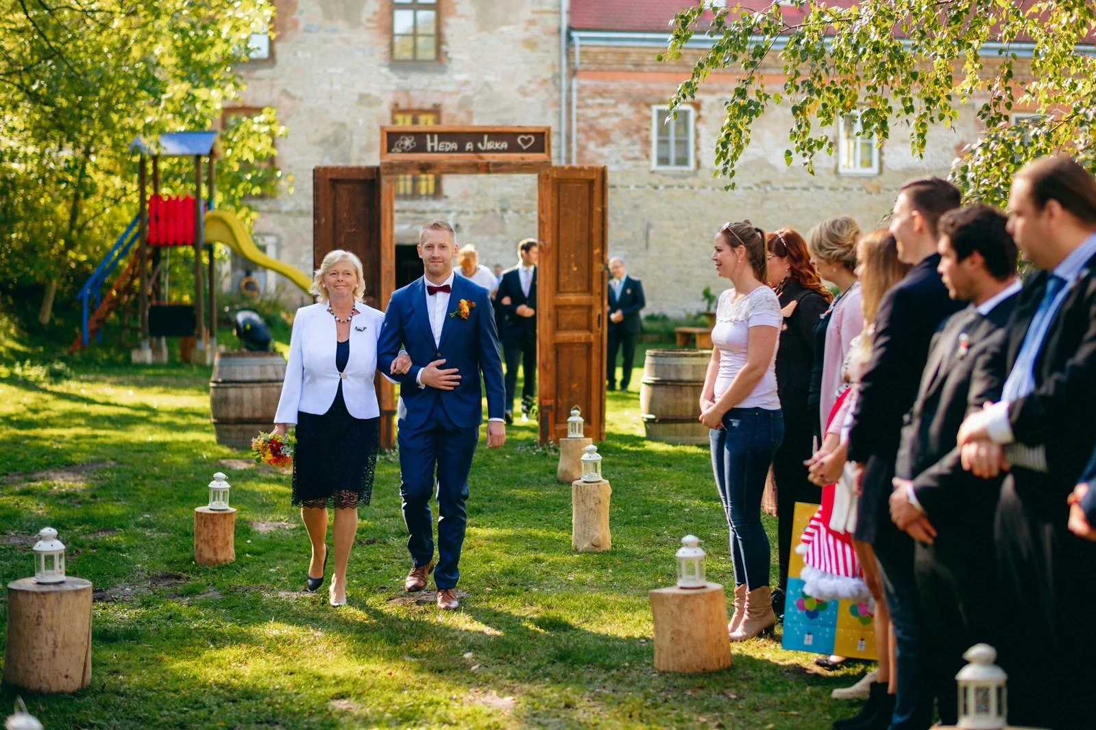 Příchod mezi řadami stojících lidí otevírá dějovou část obřadu.