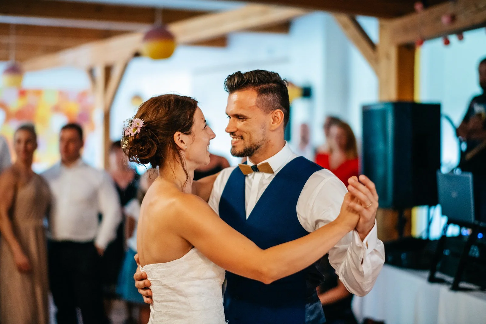 První tanec dvojice uprostřed kruhu hostů.