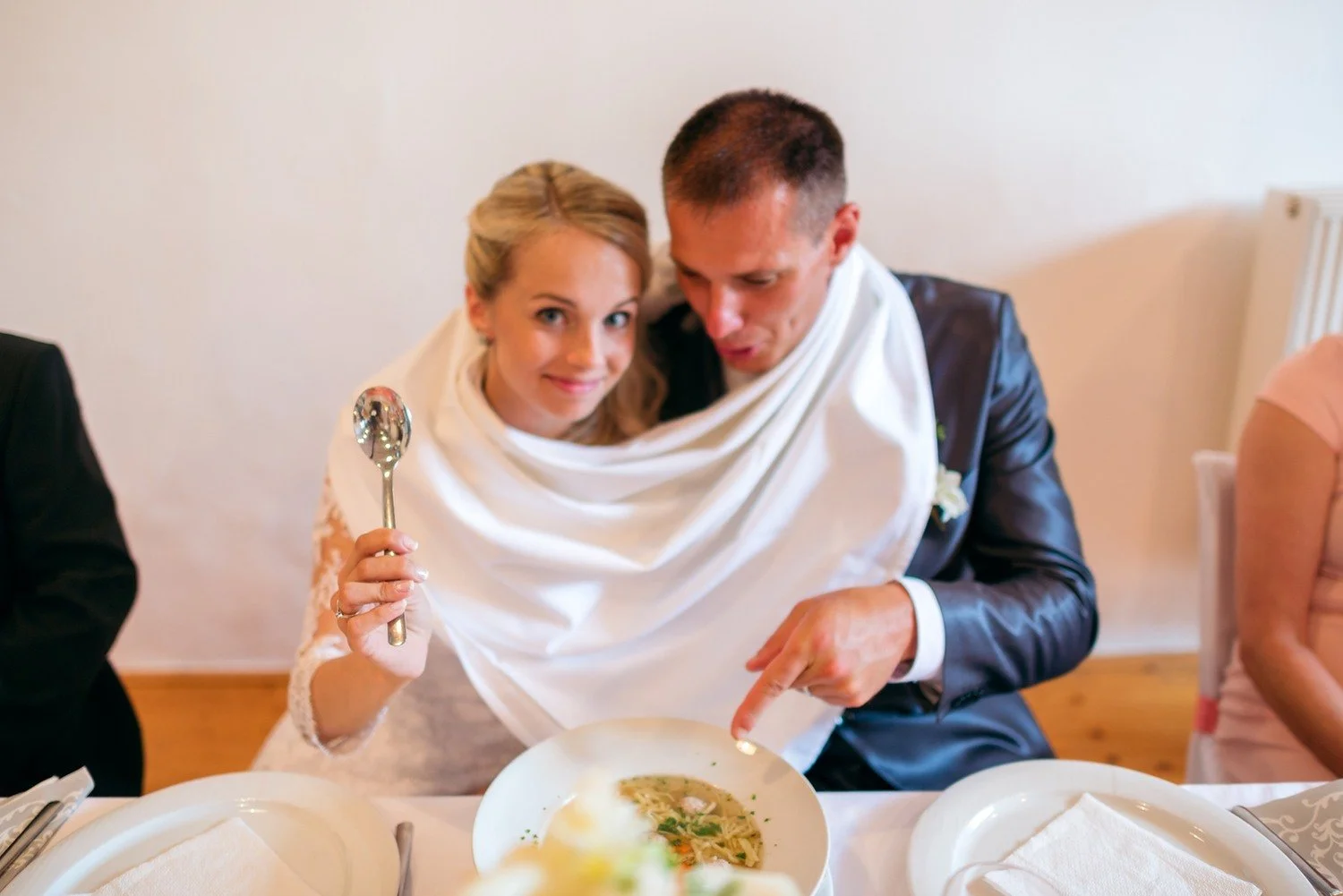 Jitka a Lukáš jsou obtočeni bílou látkou, Jitka drží lžíci a Lukáš ukazuje do talíře.