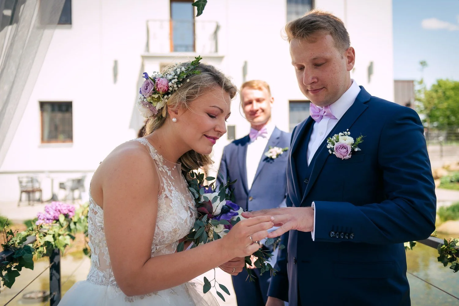 Sára navléká Romanovi snubní prsten při obřadu.