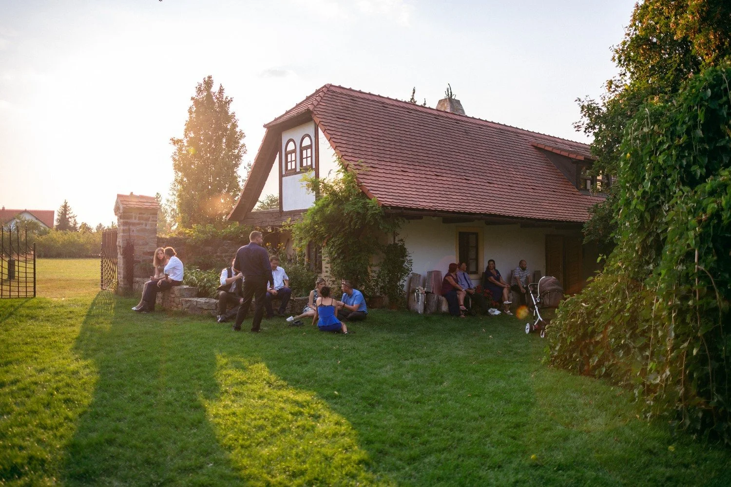 Podvečerní pohled na hosty odpočívající před statkem