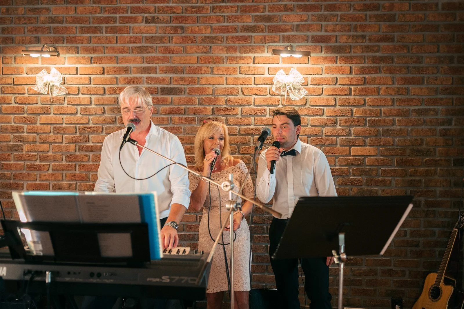 Dva hudebníci vystupují s klávesami a mikrofonem.