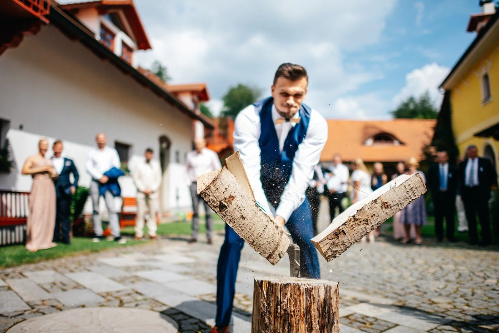 Dynamický okamžik při sekání dřeva na zahradě.