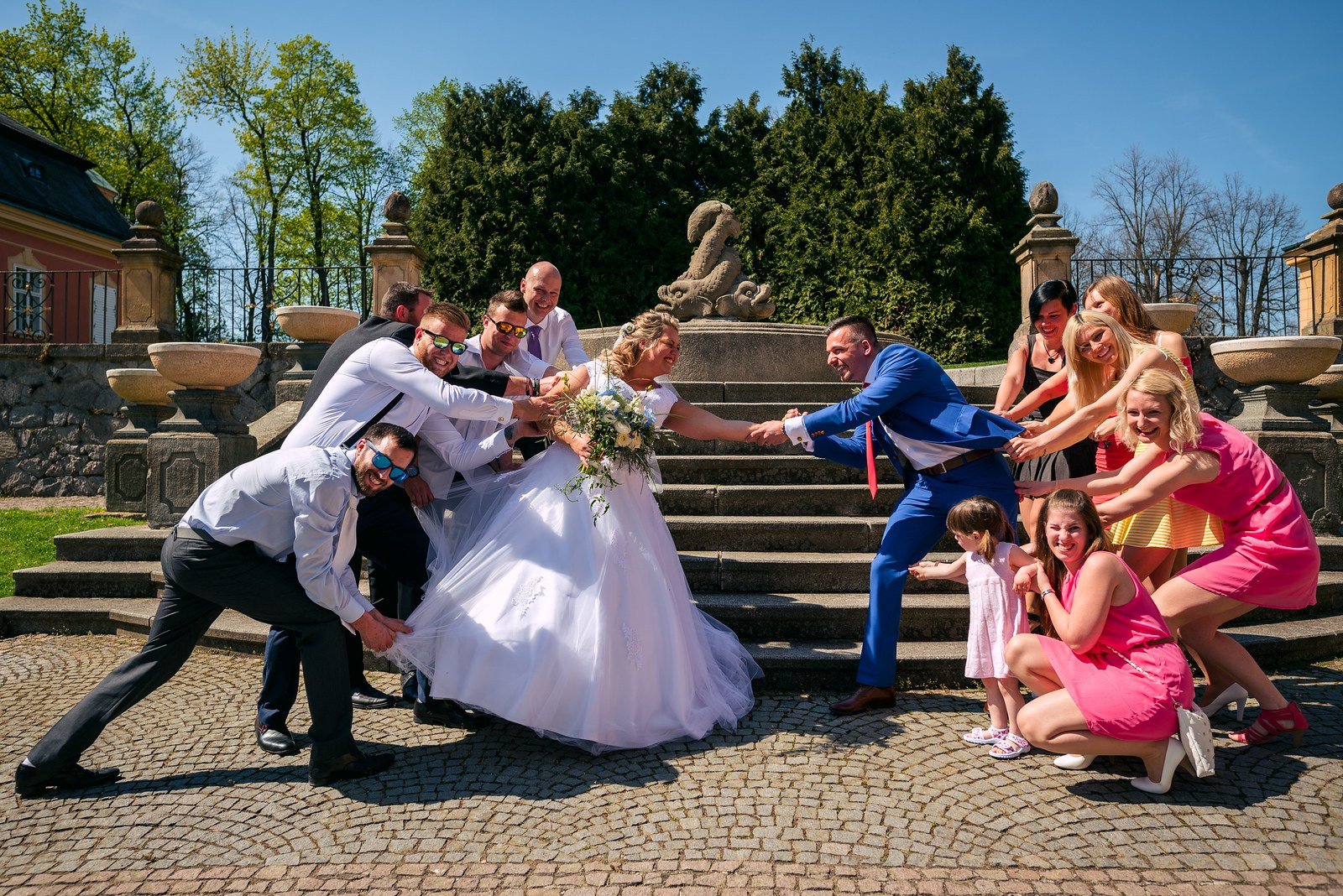 Pohybová skupinová fotografie hostů po obřadu na Zámku Dobříš.