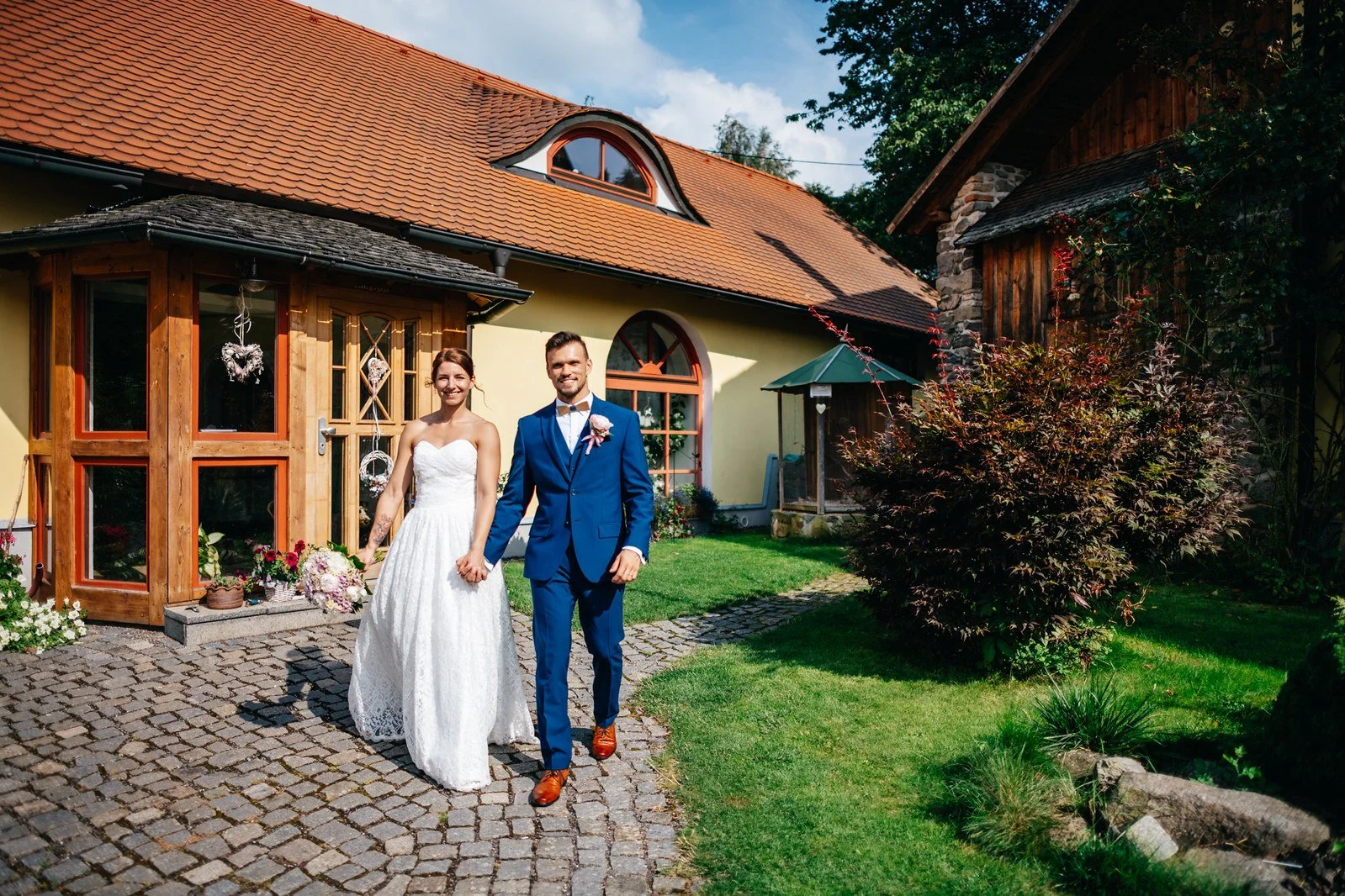 Široký pohled na dvojici v areálu mlýna.