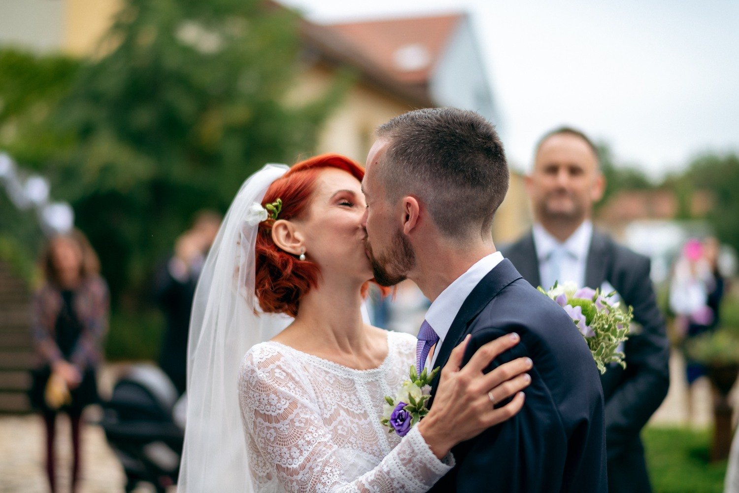 Martina a Lukáš se líbají po venkovním obřadu.