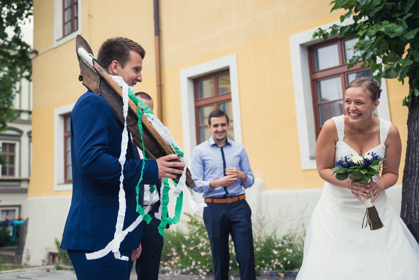Novomanželé vycházejí mezi hosty před Zámečkem–Ernestinem.