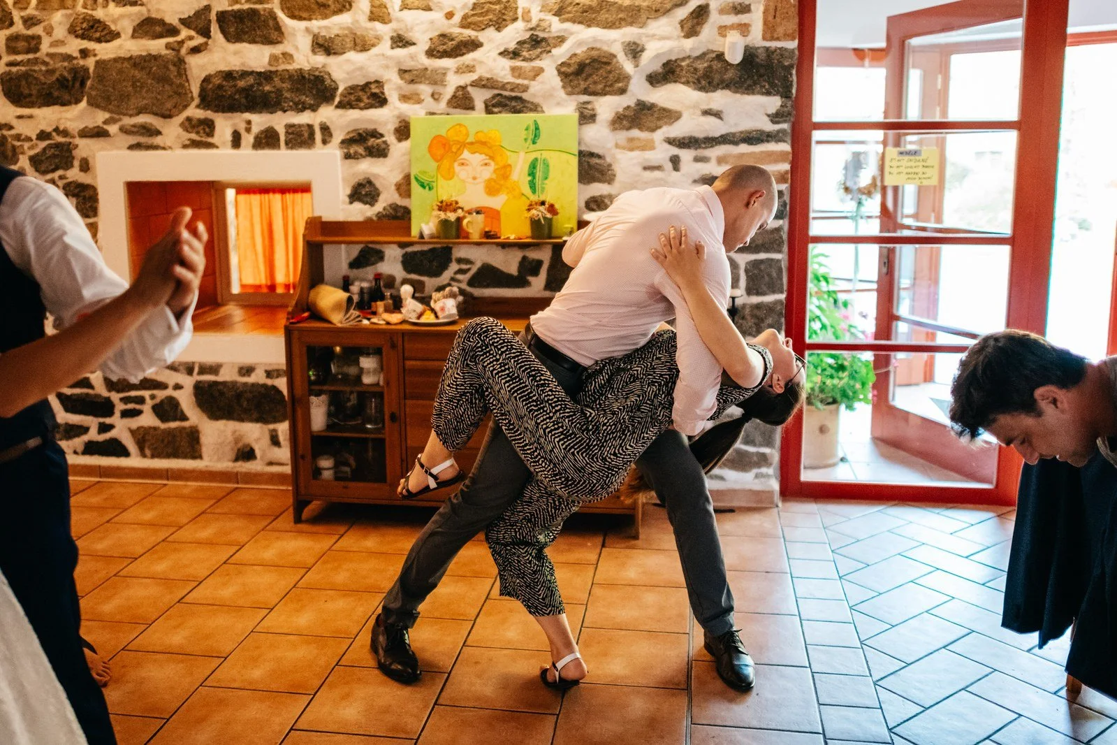 Energický taneční pohyb uprostřed zaplněného parketu.