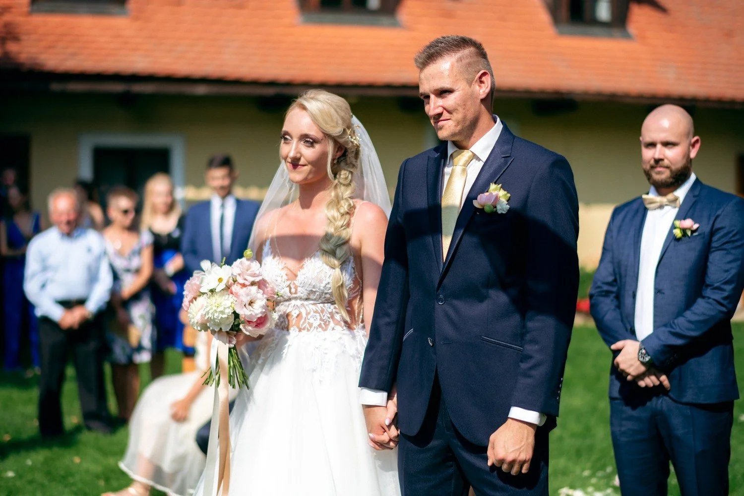 Bára a Michal stojí vedle sebe před hosty