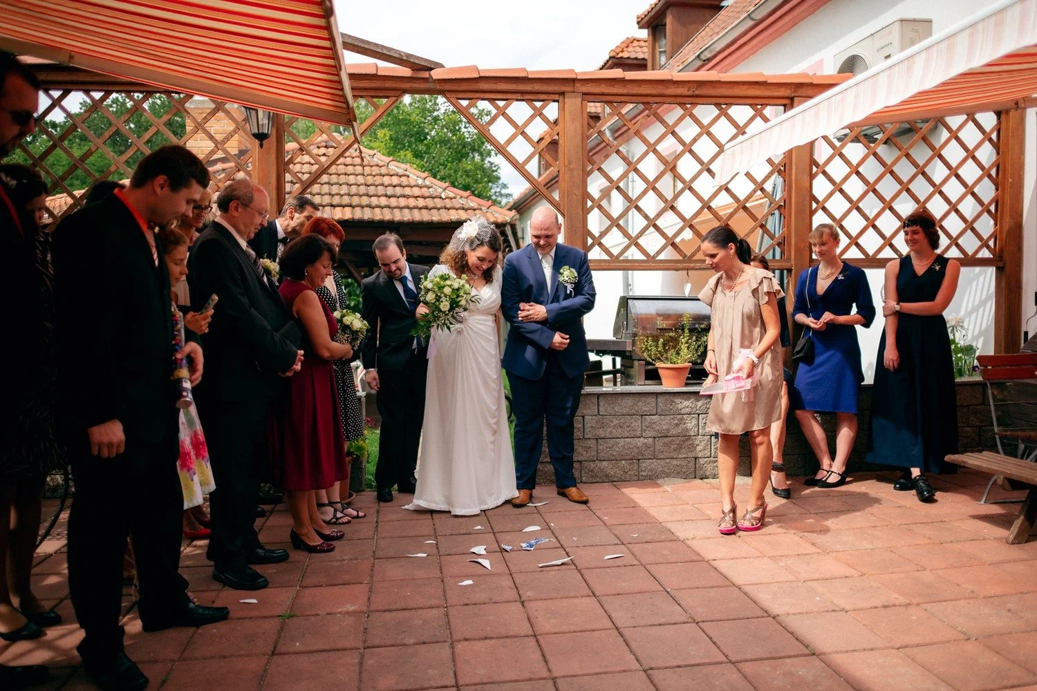 Hosté sledují svatební hru na zastřešené terase.