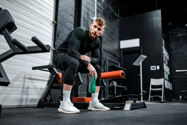 Athlete builds lower-leg strength on gym equipment, illustrating progressive loading