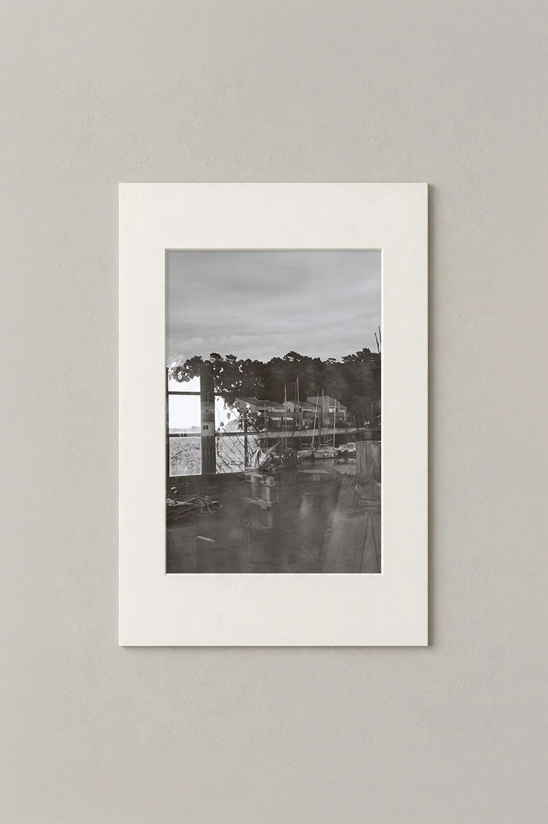 Tirage 14 × 21 cm dans sa présentation 20 × 30 cm, sans cadre