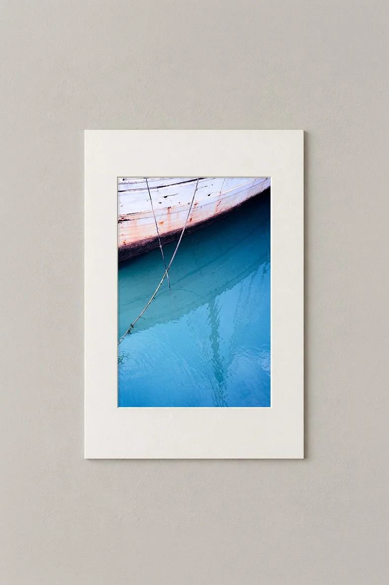 Tirage 14 × 21 cm dans sa présentation 20 × 30 cm, sans cadre
