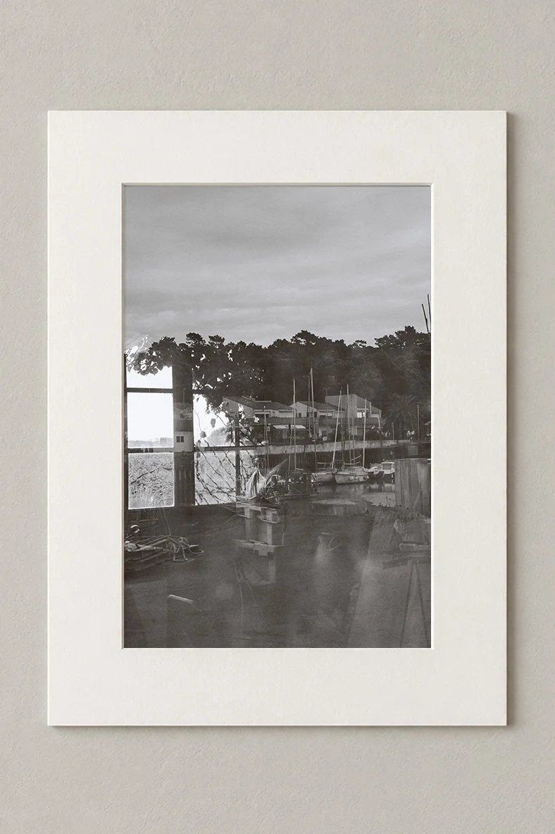 Tirage 20 × 30 cm dans sa présentation 30 × 40 cm, sans cadre
