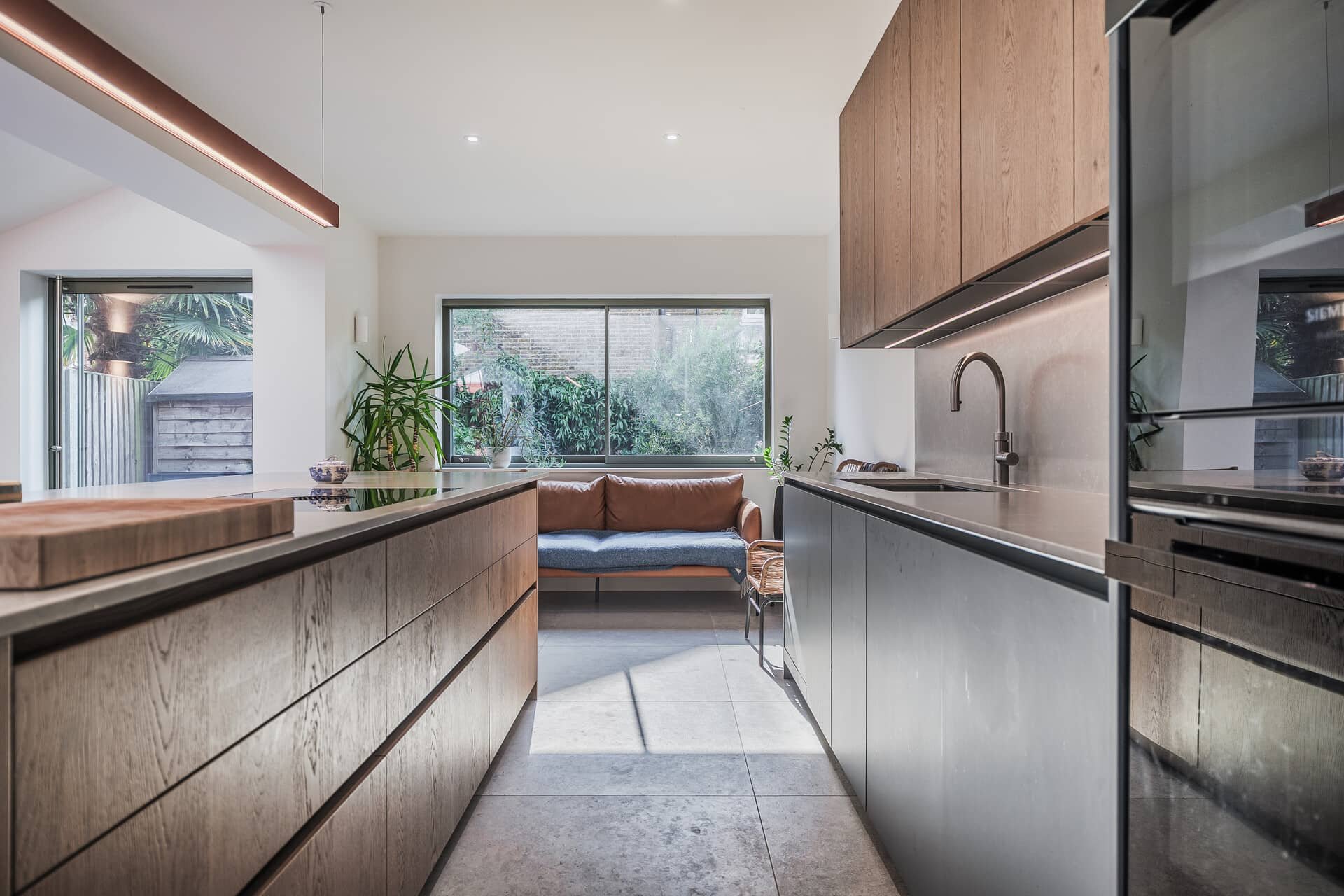 Handleless kitchen in oak and lacquer.
