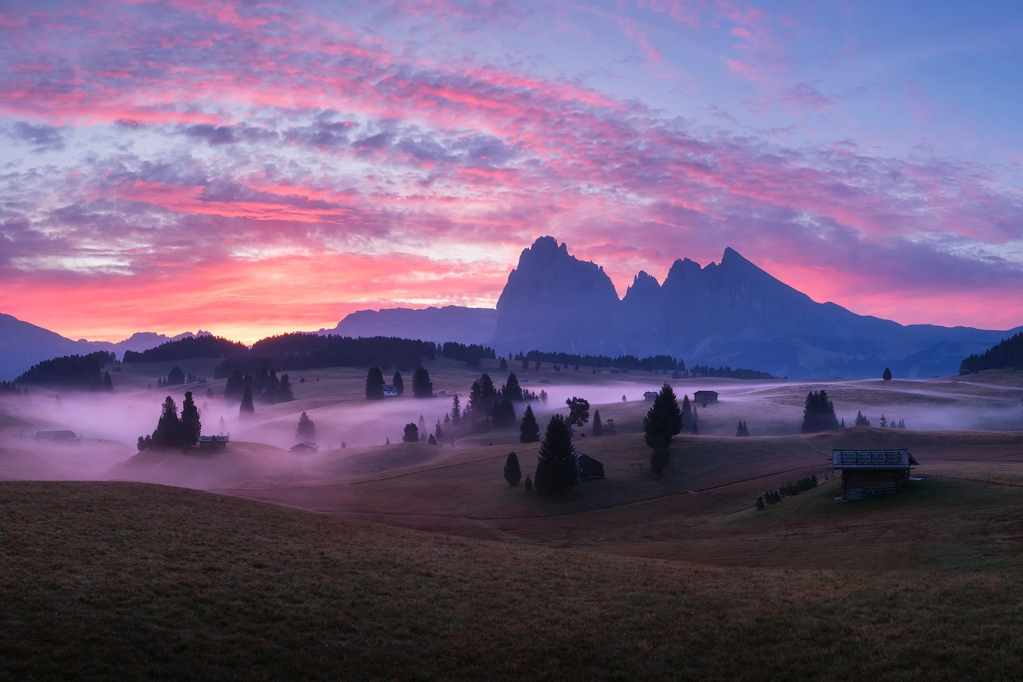 Alpe di Siusi and the surrounding Dolomites during the sunrise in an Andrea Livieri photography workshop