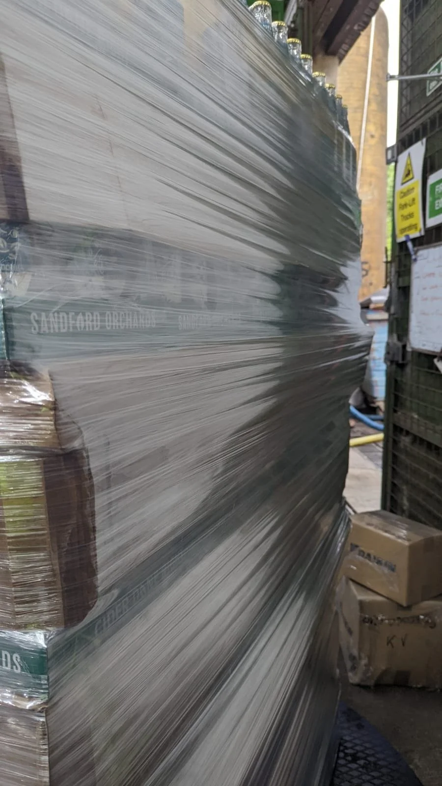 Heavy pallet wrapped with reinforced pallet wrap