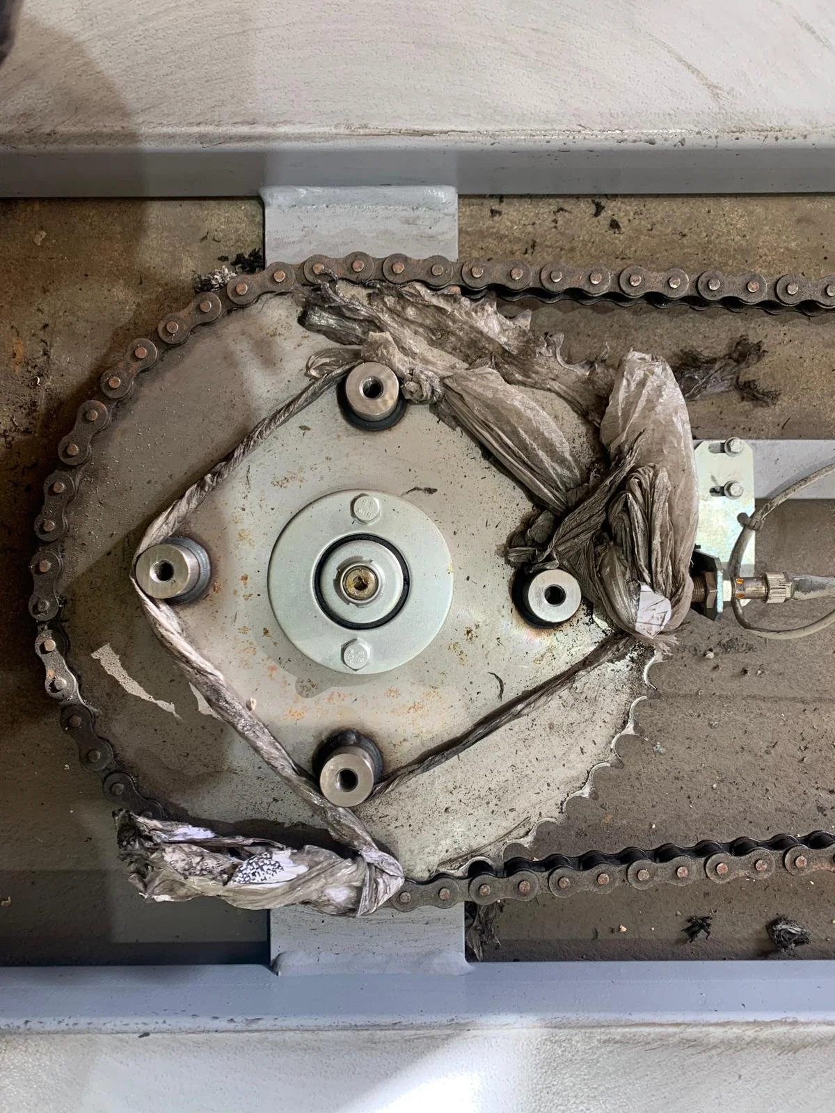 Pallet wrap hidden roped around components underneath pallet wrapping machine