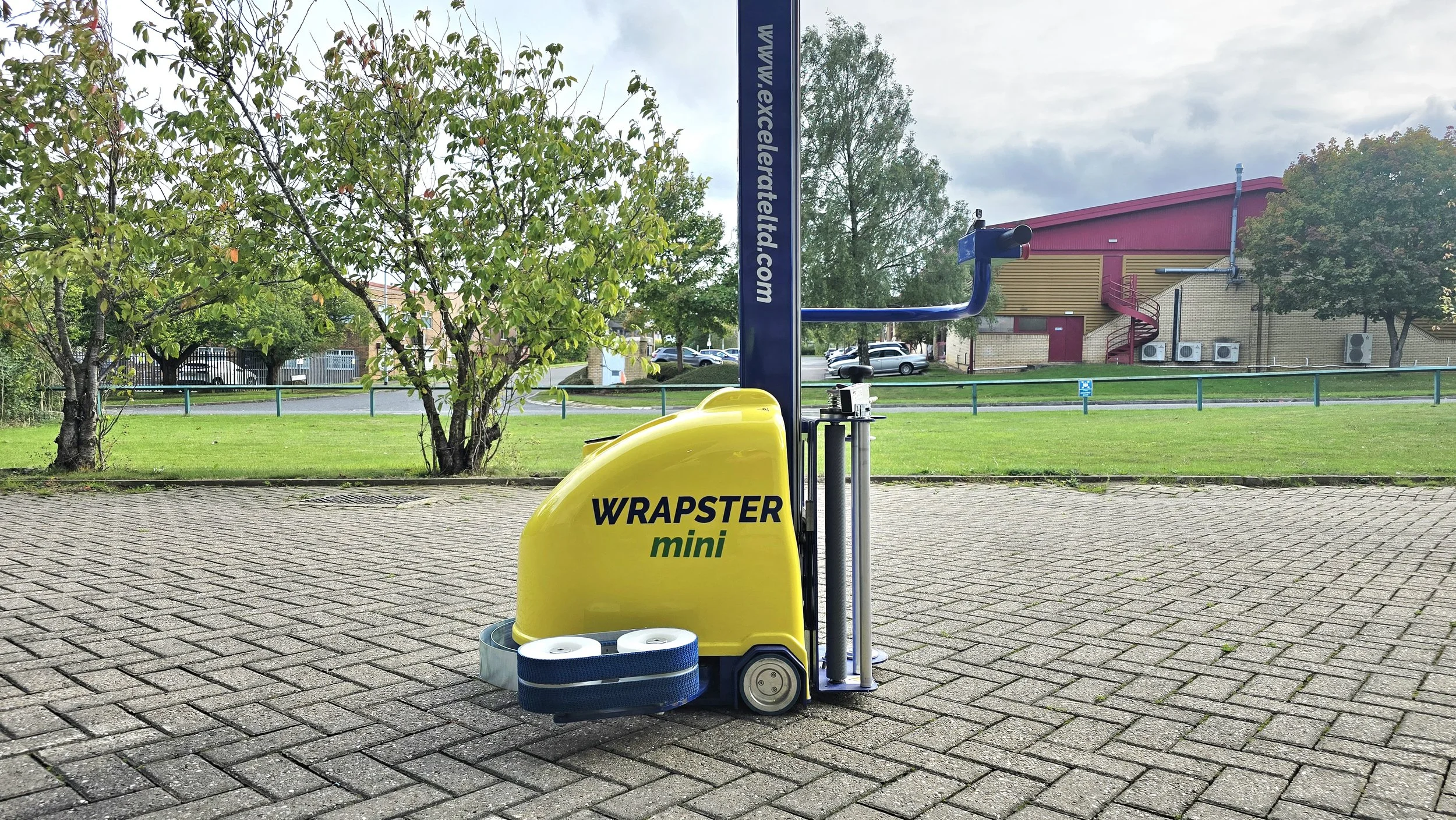 Compact robot pallet wrapping machine for warehouses and logistics operations