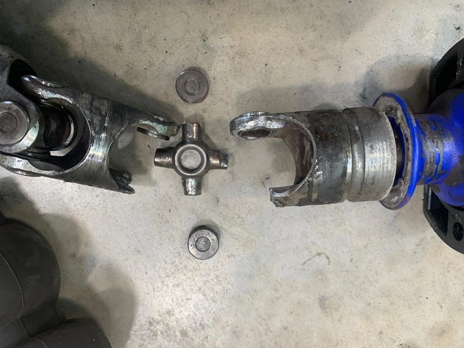 Broken pallet wrapper shaft causing wrapping failure