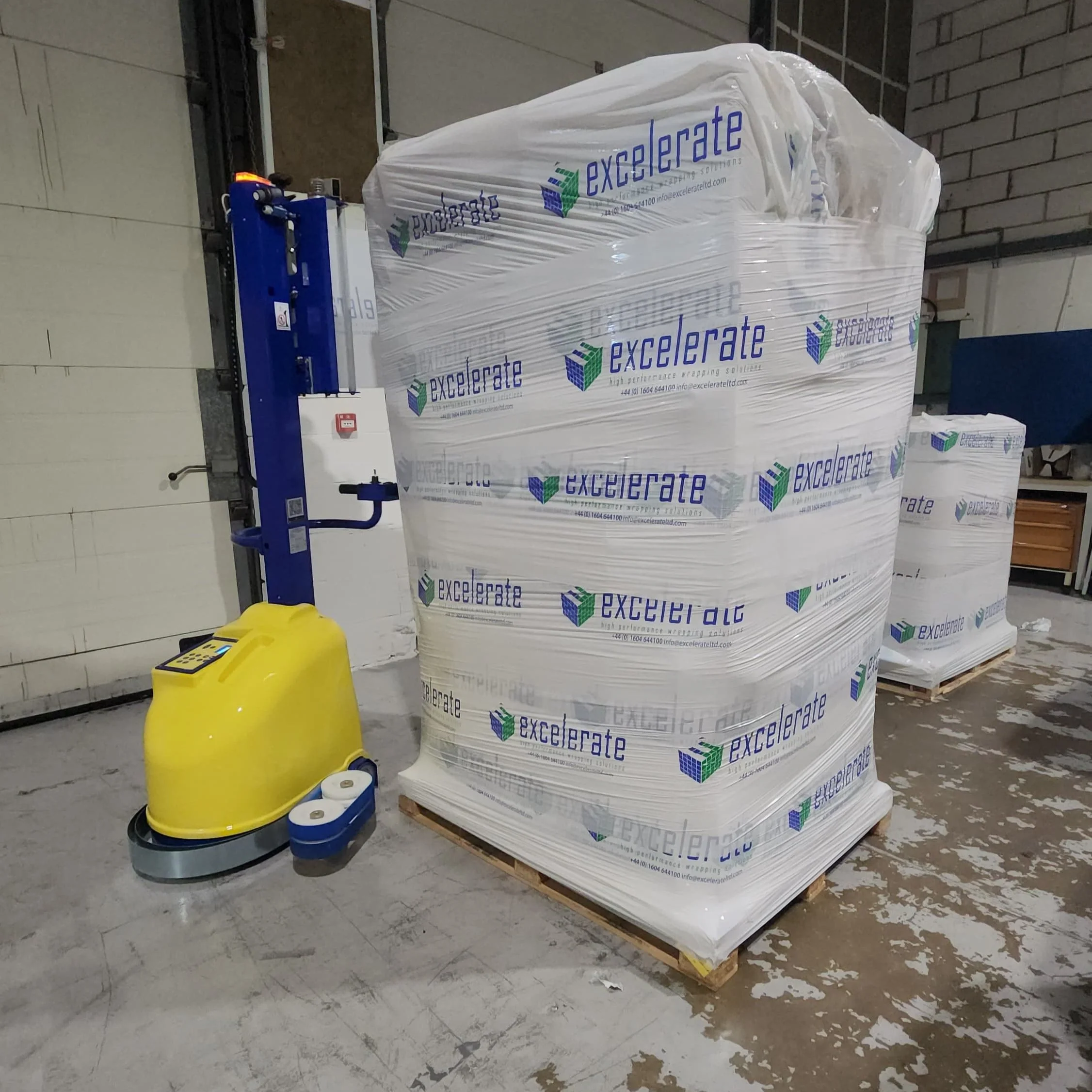 Wrapster Mini wrapping a pallet