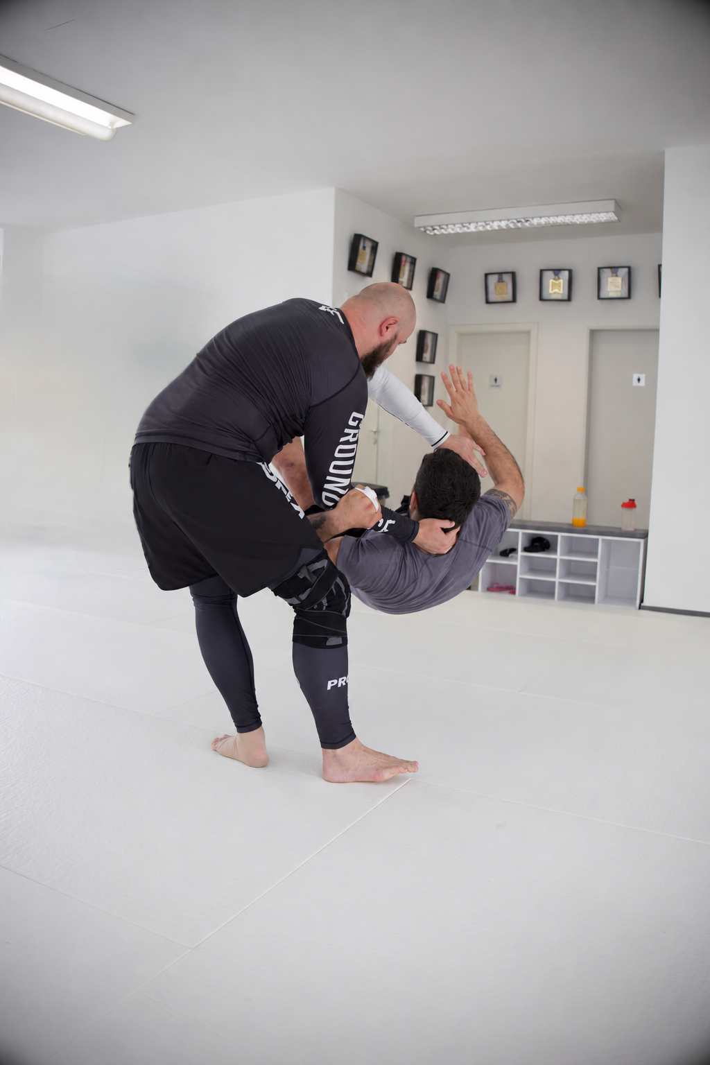Grappling / No Gi: Zwei Trainingspartner üben eine Technik im hellen Kasseler Gym