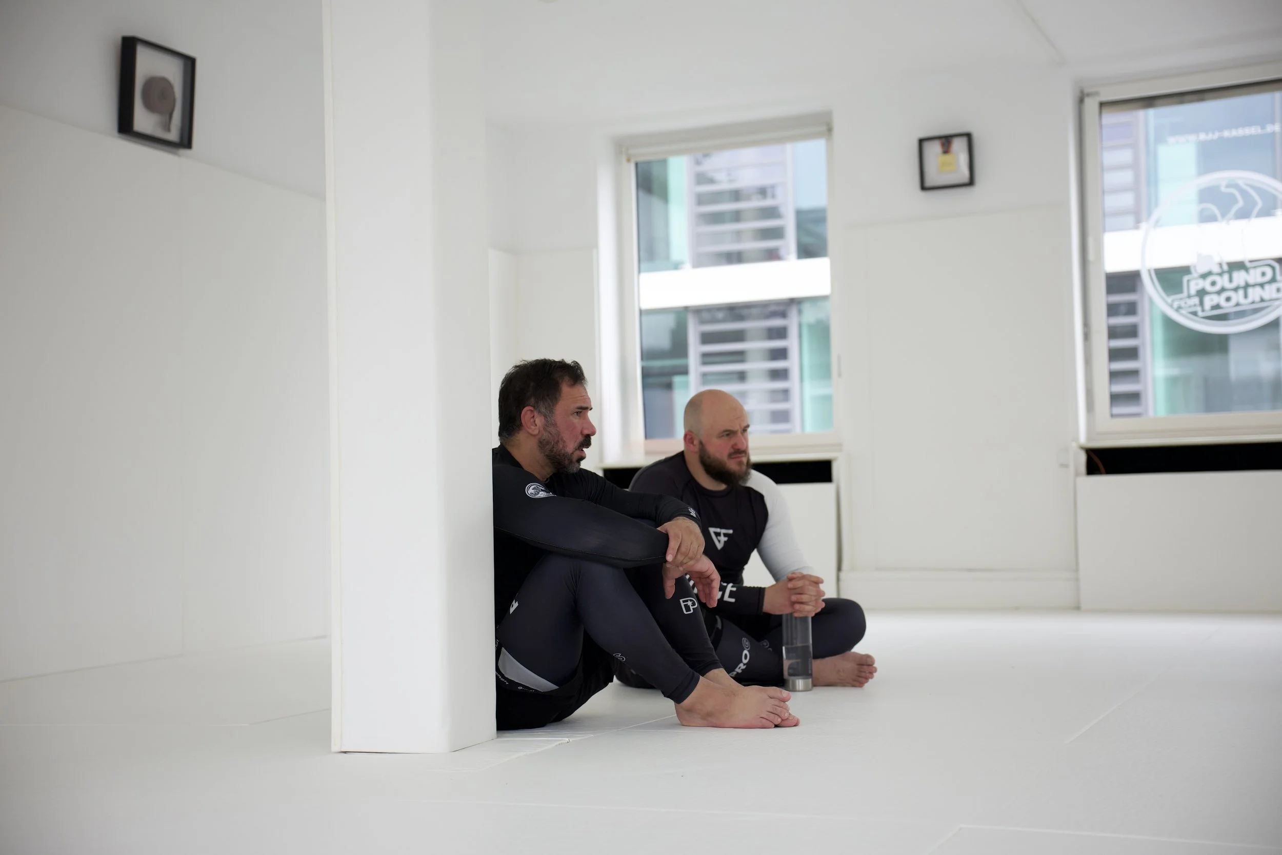 Zwei Trainingspartner in No-Gi-Kleidung auf der Matte bei Pound For Pound Kassel