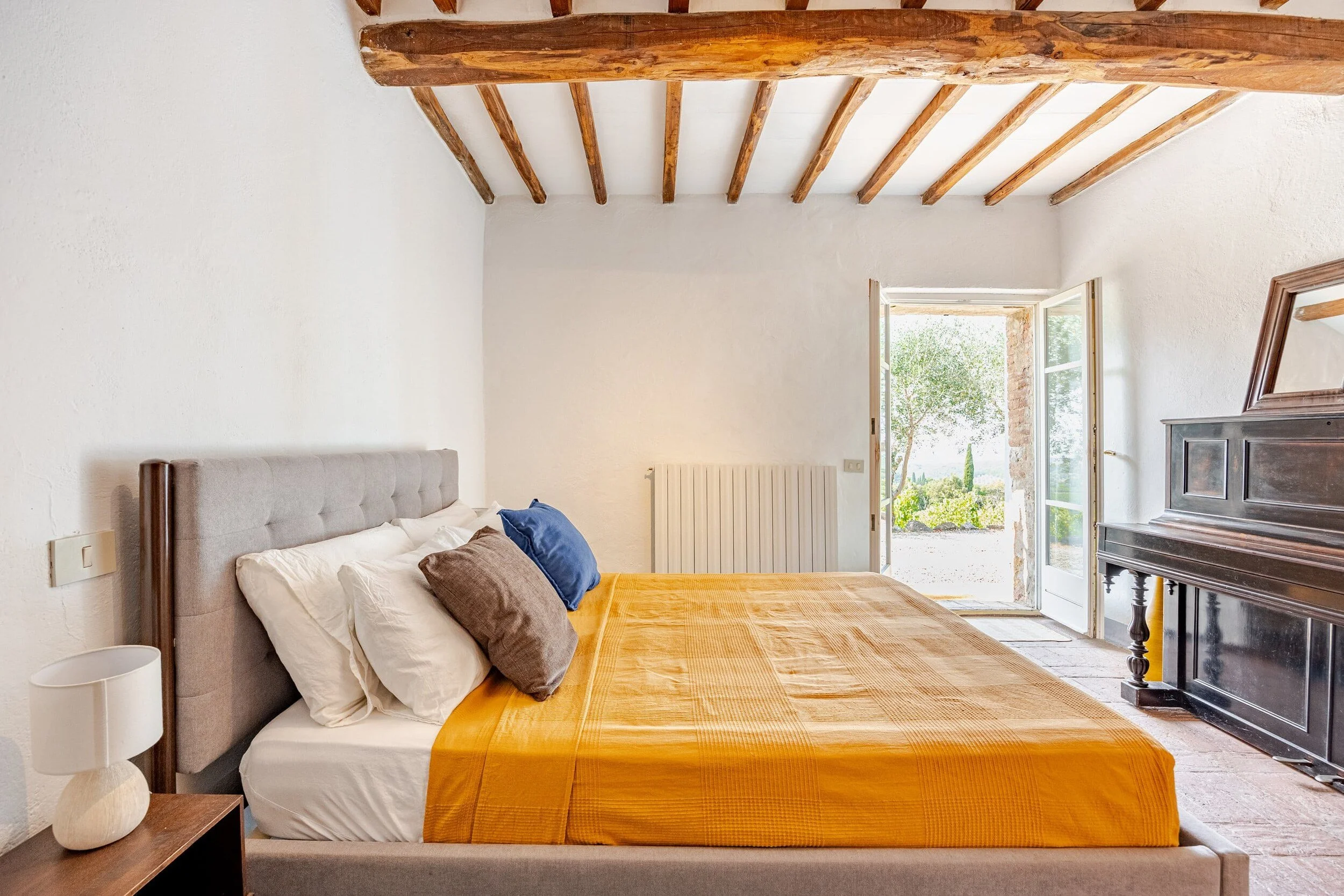 A calm bedroom at Podere dell’Aia
