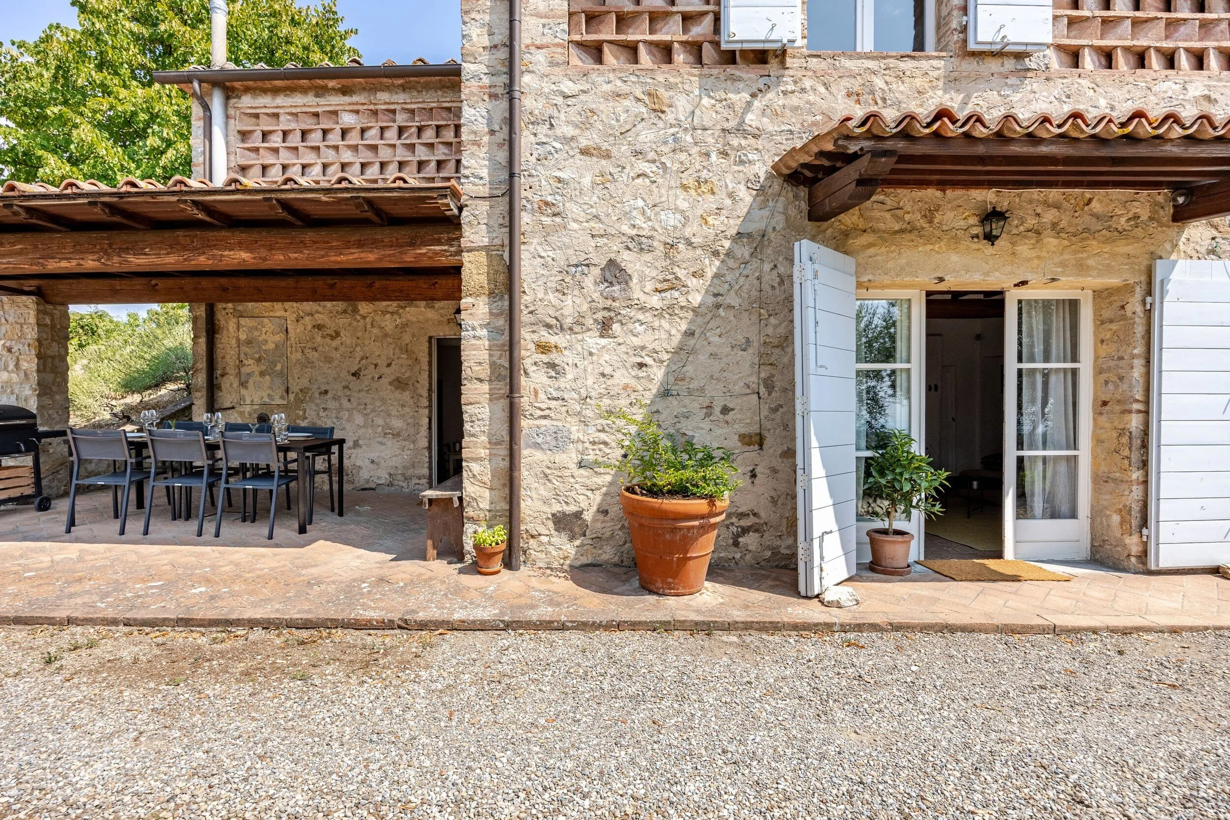 The stone façade and garden at Podere dell’Aia