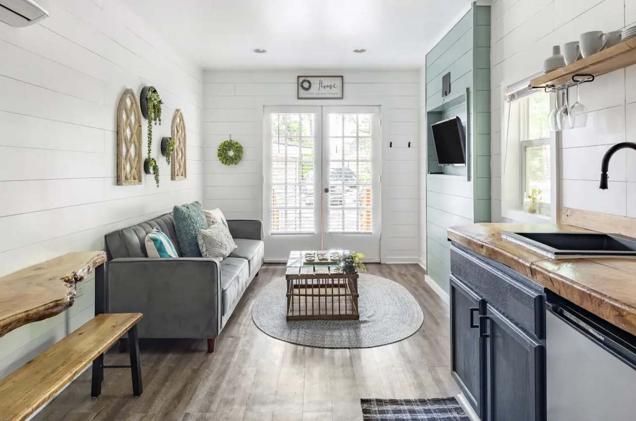 Trendy Tiny Farmhouse with Hot tub at Maxam East Point Atlanta - image 4
