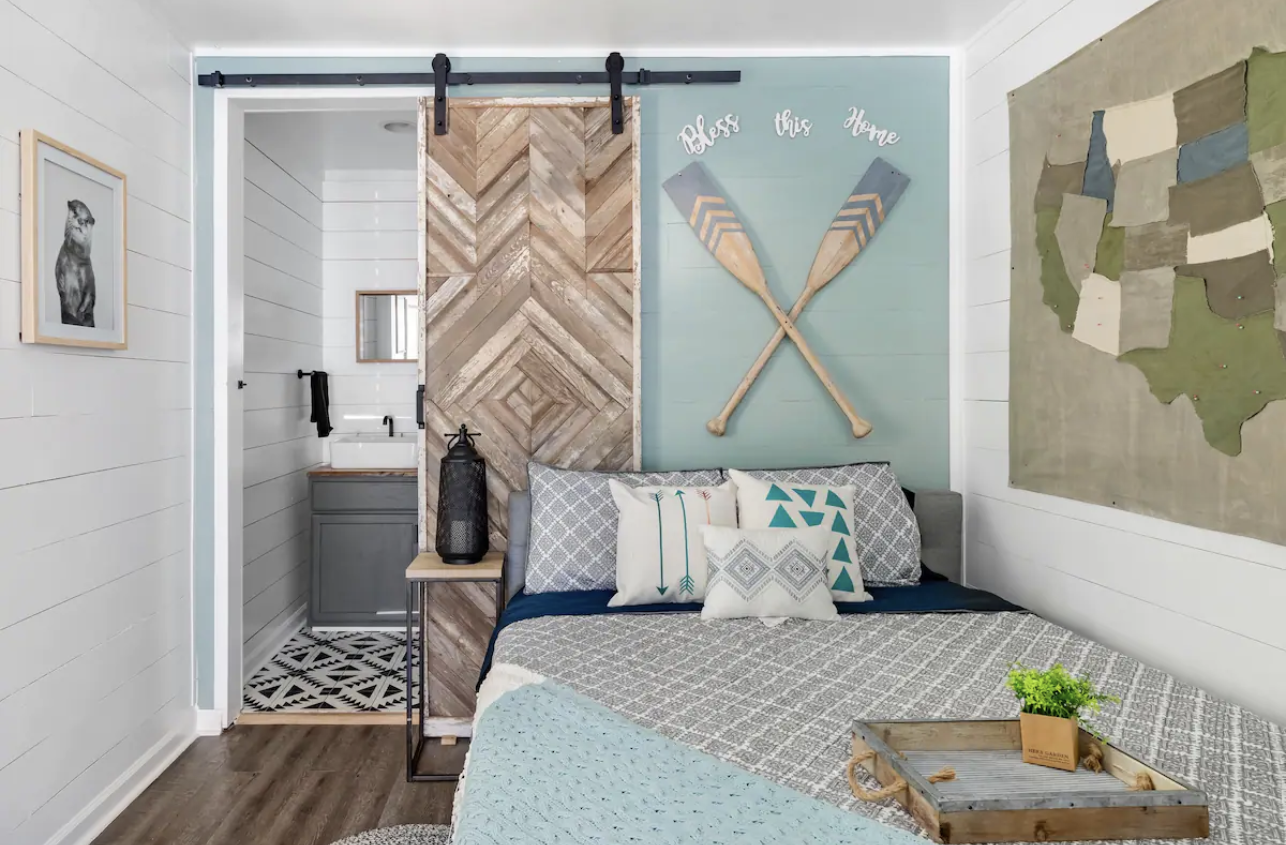 Trendy Tiny Farmhouse with Hot tub at Maxam East Point Atlanta - image 2