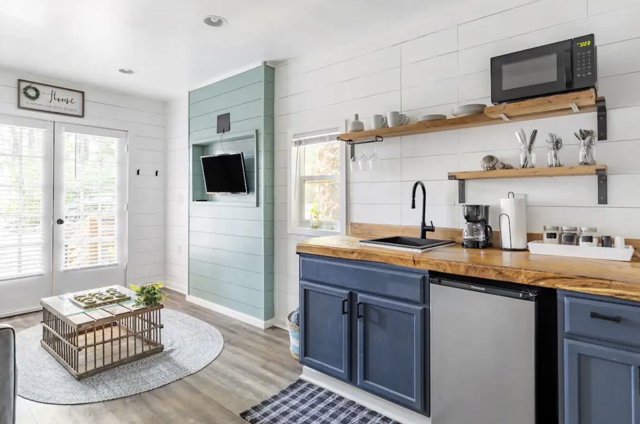 Trendy Tiny Farmhouse with Hot tub at Maxam East Point Atlanta - image 5
