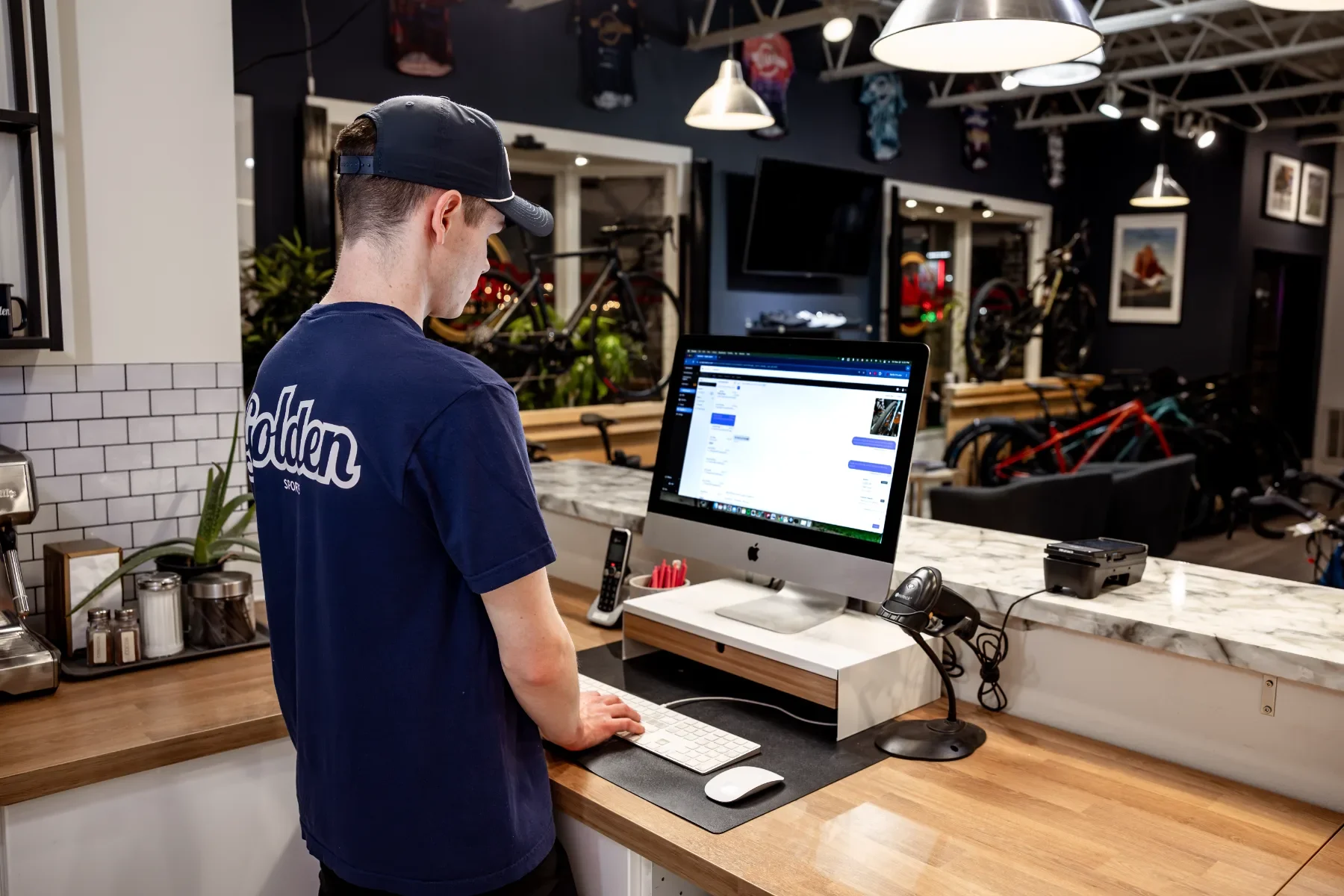 Bike shop employee using Ikeono at the service counter