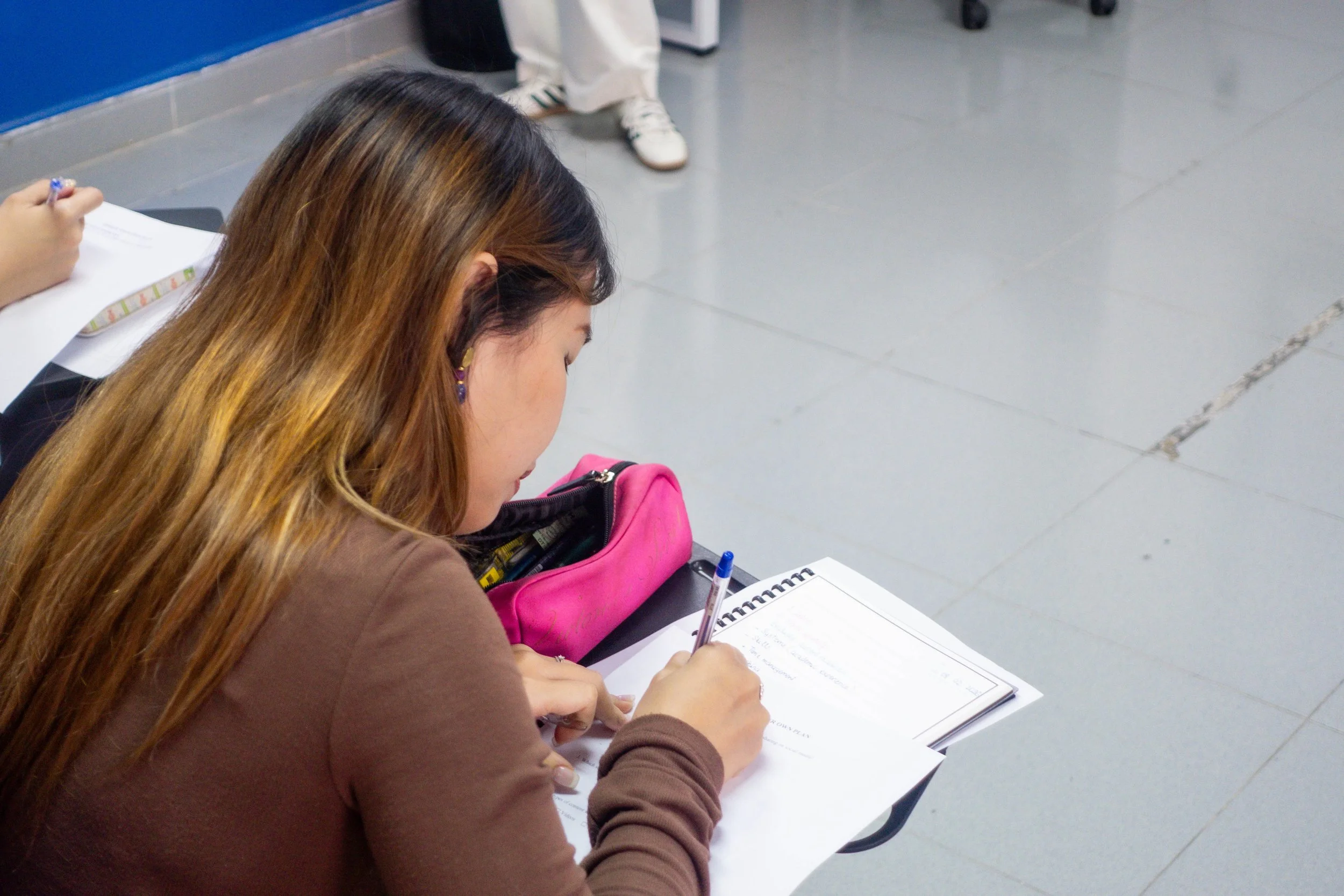 Learners participating in a collaborative writing classroom activity