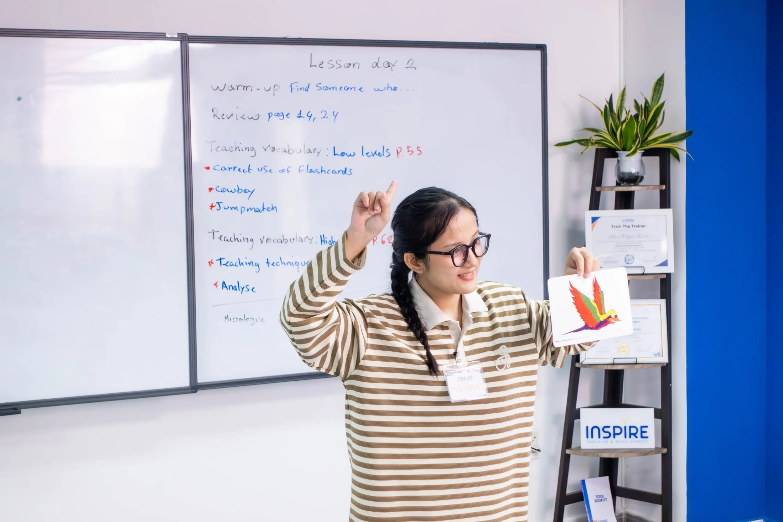 Học viên trẻ thực hành giảng dạy trong khóa TESOL tại Inspire