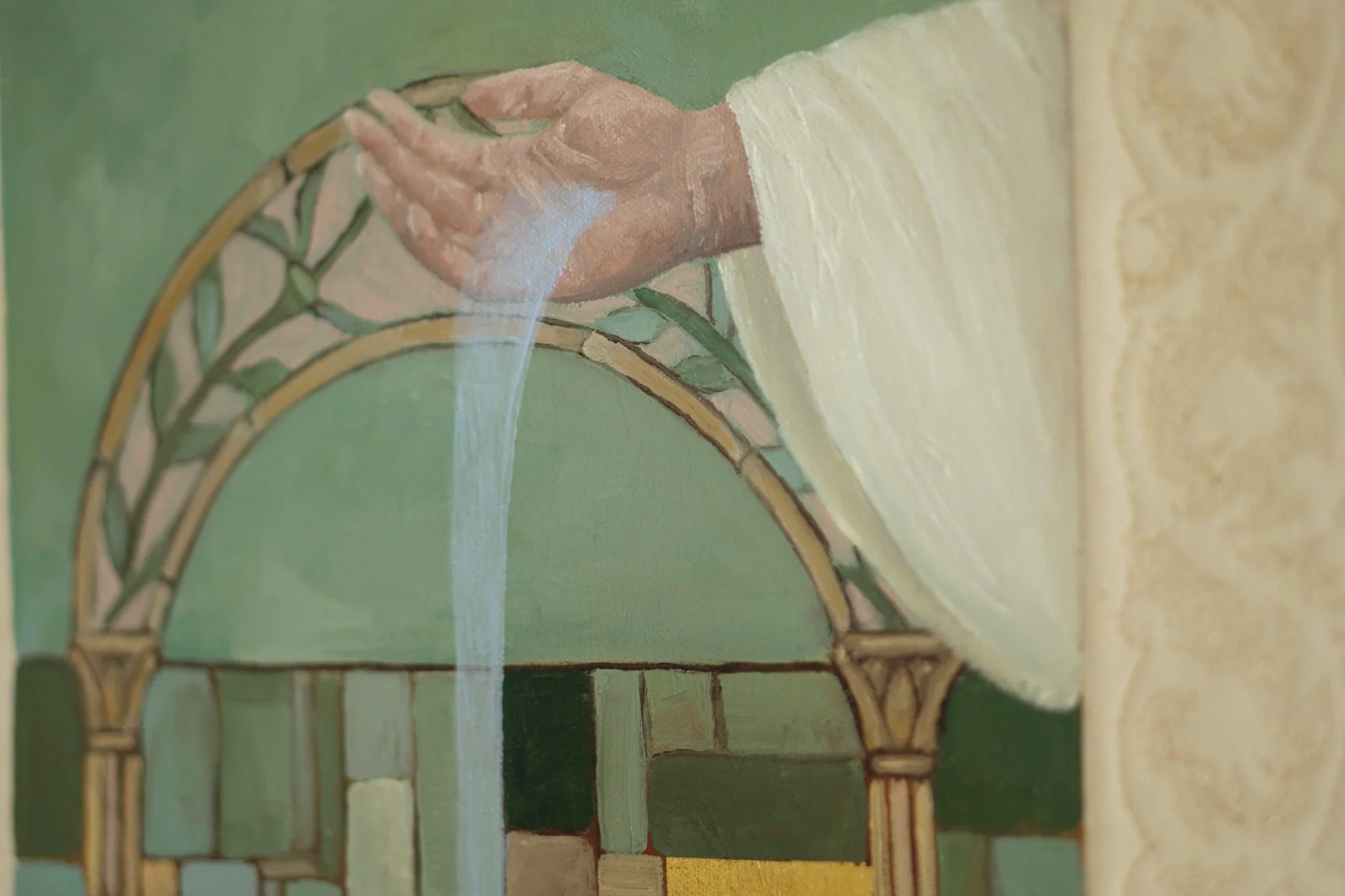 Die Hand Jesu reicht von oben ins Bild und laesst einen hellblauen Wasserstrahl ueber einen Glasfensterbogen herabfliessen