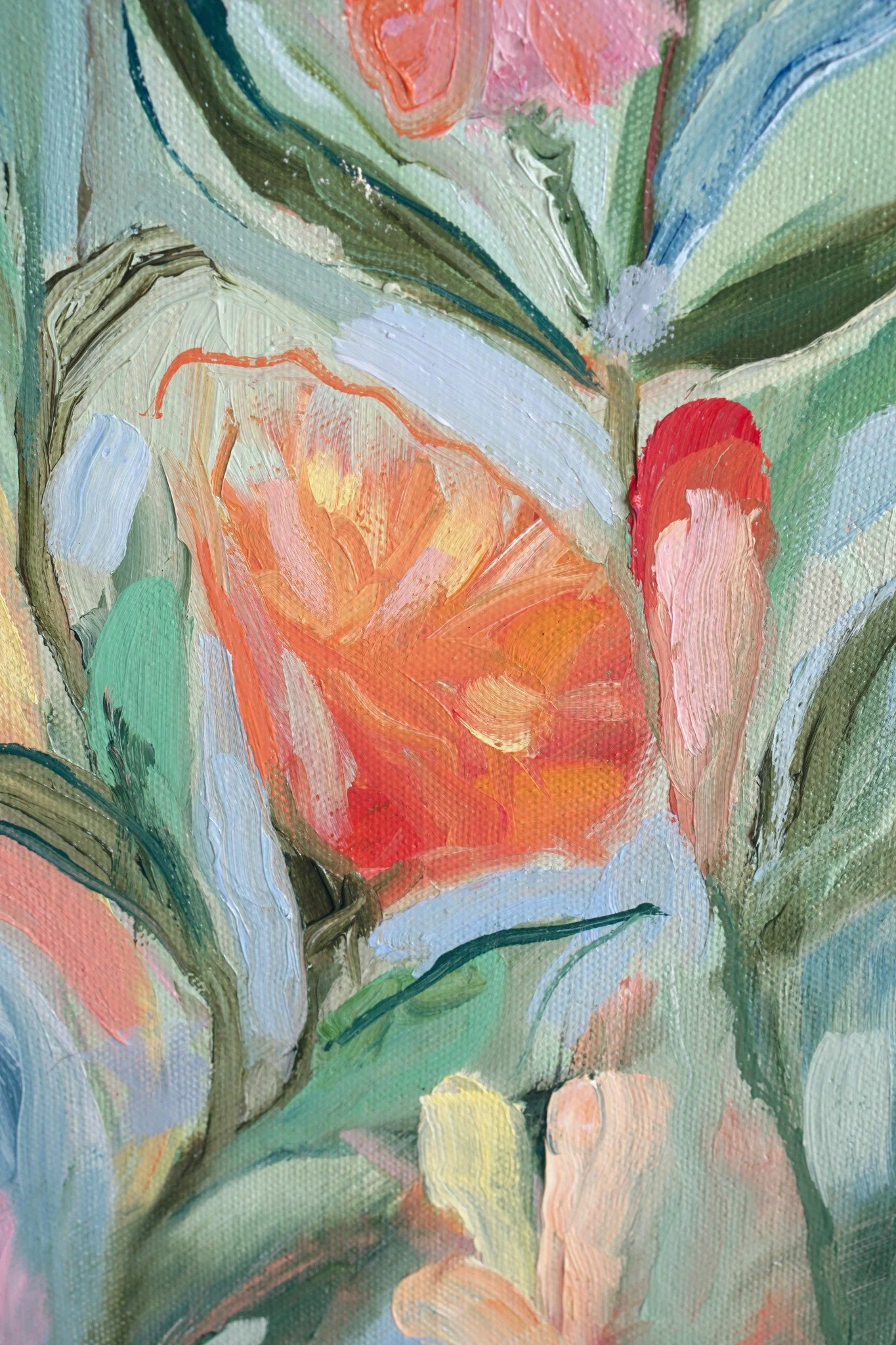 Eine große korallenrote Blüte aus der Nähe, daneben dunkelgrüne Blätter und eine rote Knospe, der Pinselstrich bleibt sichtbar.