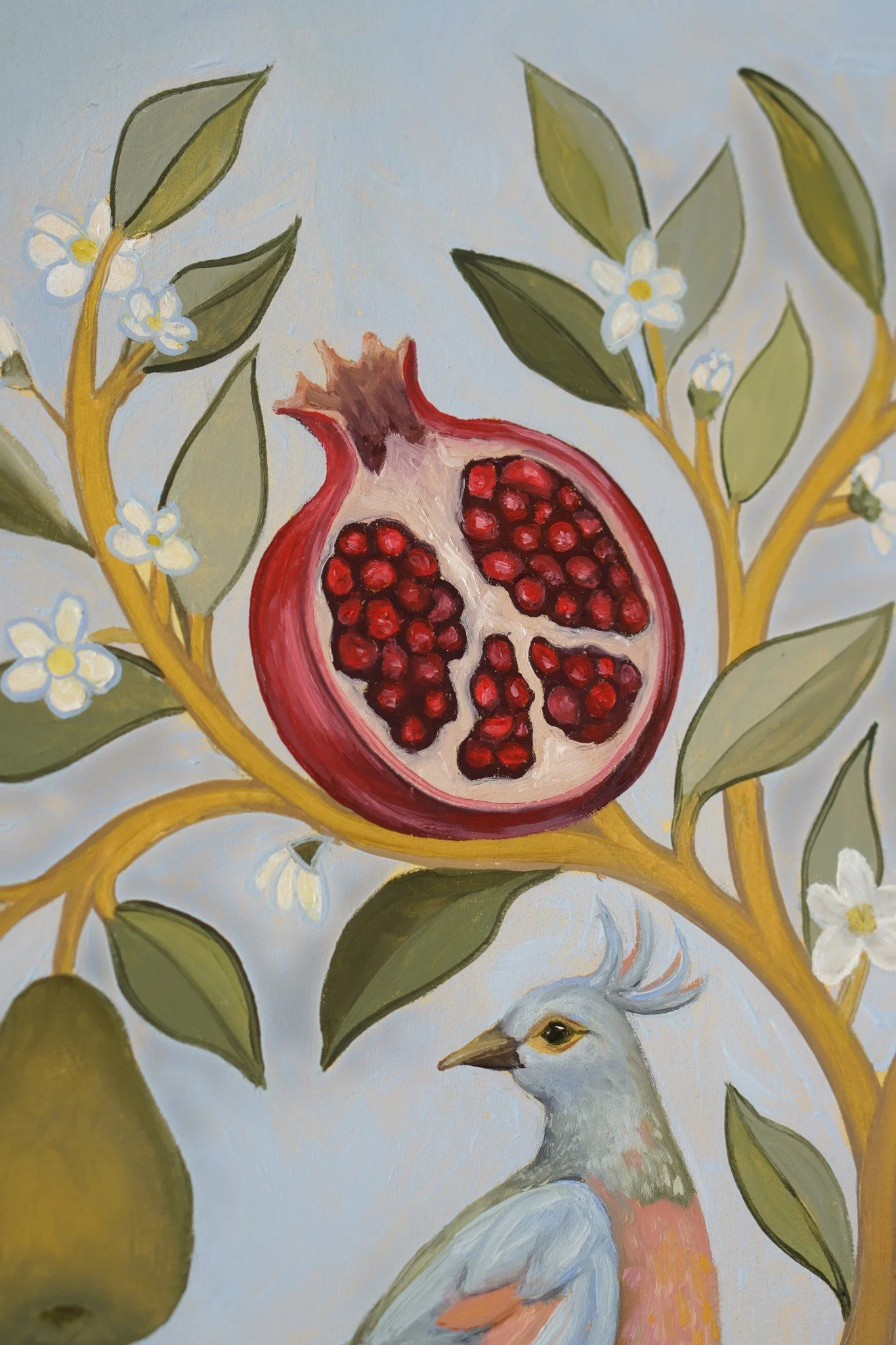 Detail aus dem Gemälde Baum des Lebens mit einem aufgeschnittenen Granatapfel voller roter Kerne zwischen weißen Blüten und olivgrünen Blättern