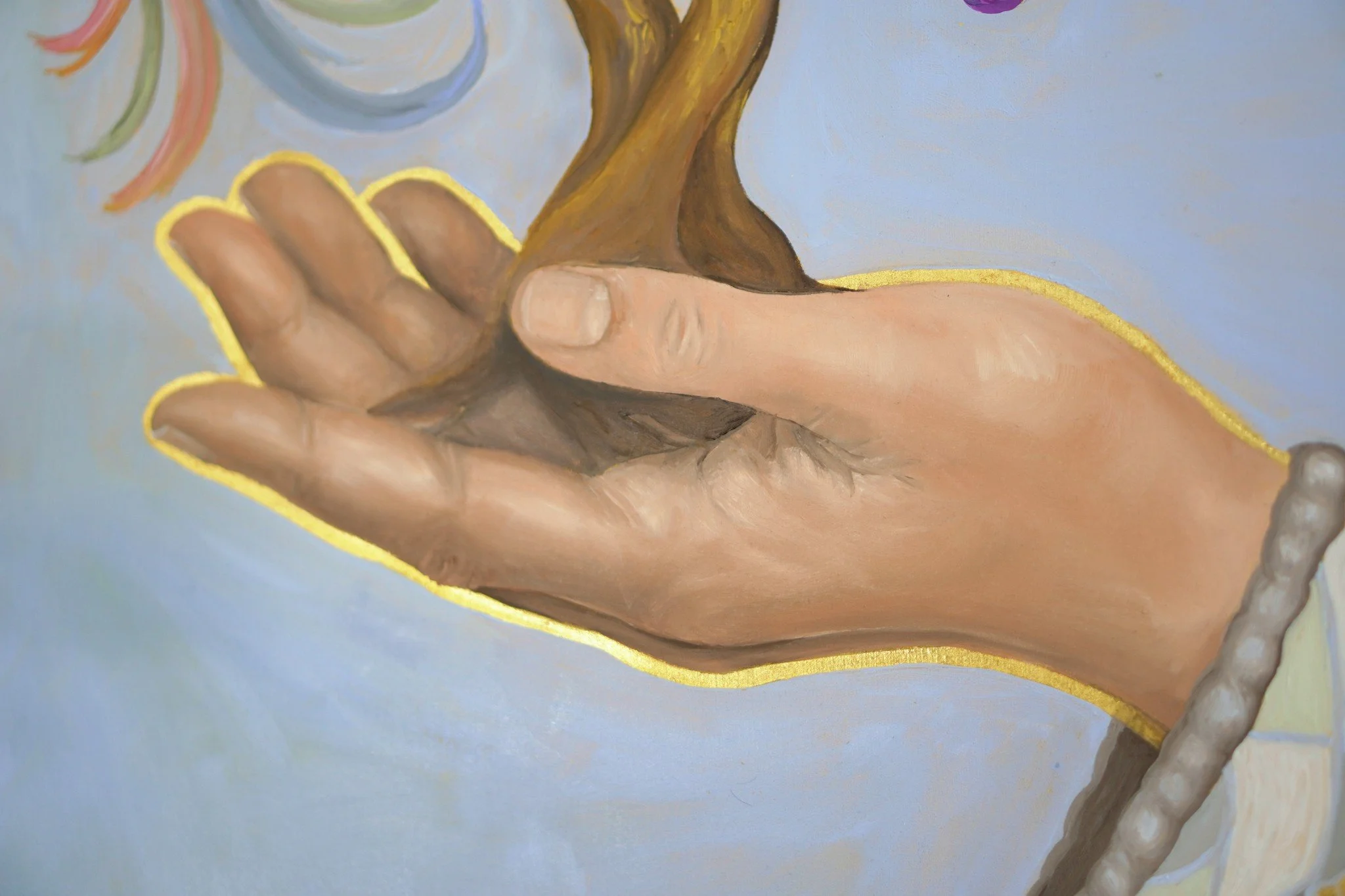 Detail aus dem Gemälde Baum des Lebens mit der offenen Hand Jesu, aus der der goldbraune Stamm des Baumes wächst, die Kontur der Hand ist mit Blattgold gezogen