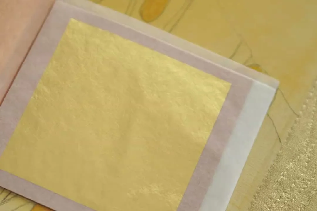 Blattgold auf einer Leinwand