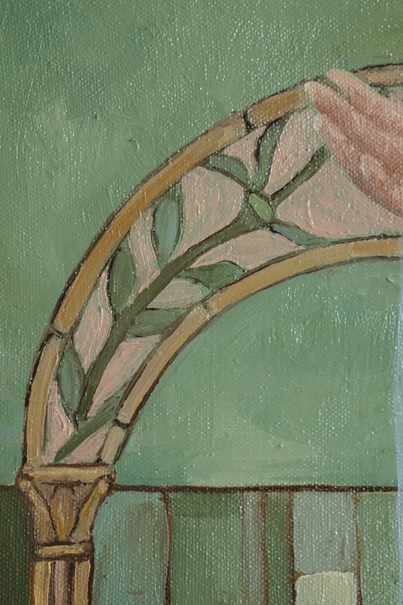 Der Bogen des Tores aus der Nähe, rosa und grüne Glasflächen zwischen goldbraunen Stegen, die Struktur der Leinwand ist sichtbar.