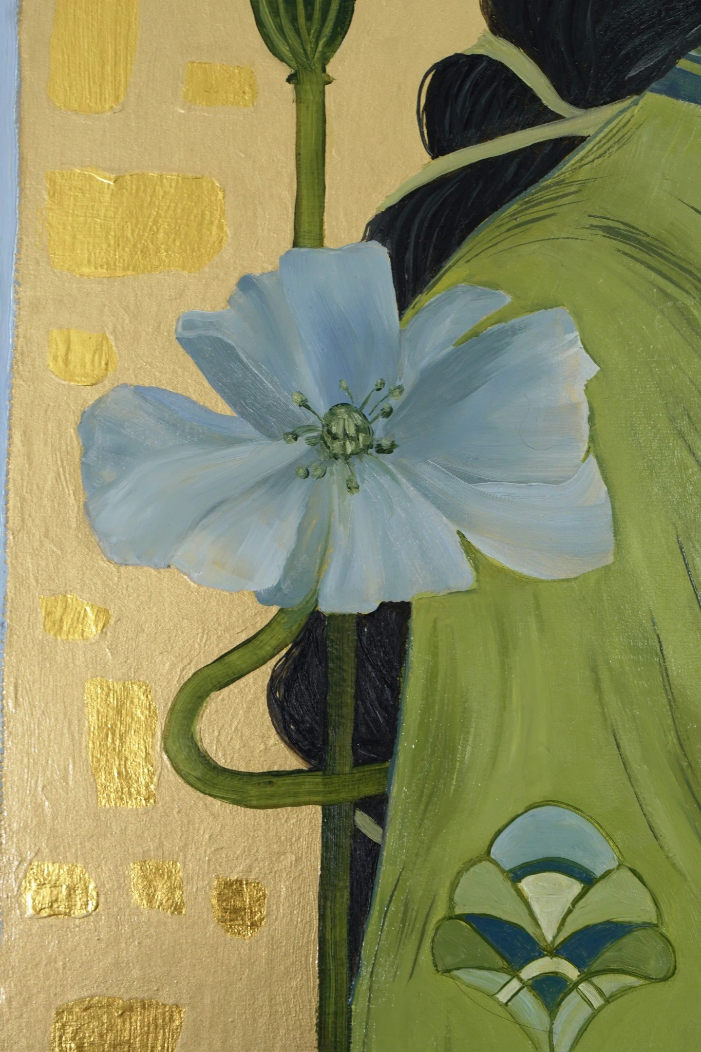 Eine blaue Leinblüte vor dem Goldgrund, daneben der gewundene grüne Stängel und der Ärmel des Gewandes.