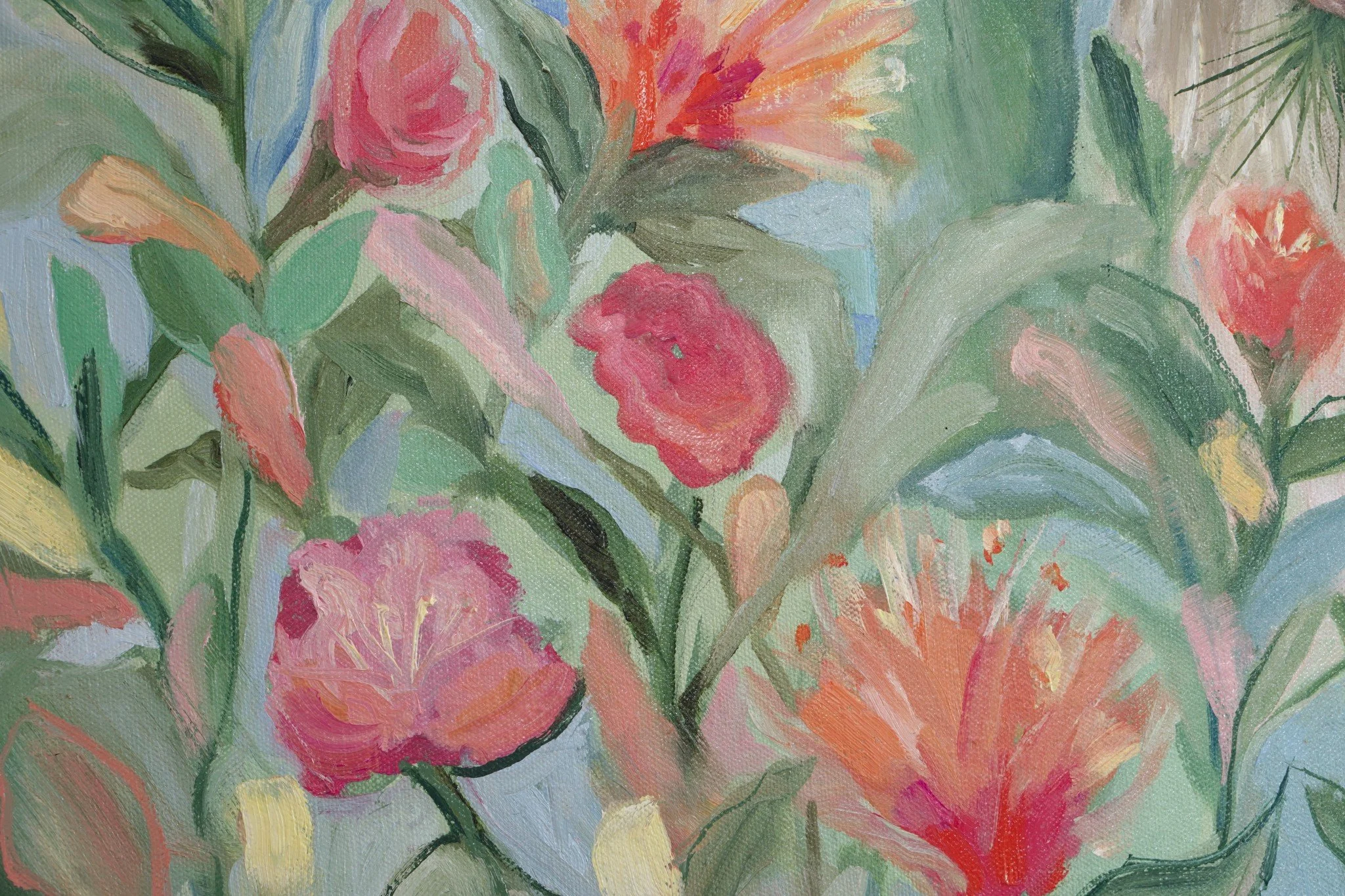 Blueten und Blaetter wachsen dicht ineinander, Rosen und Nelken in Rosa und Orange